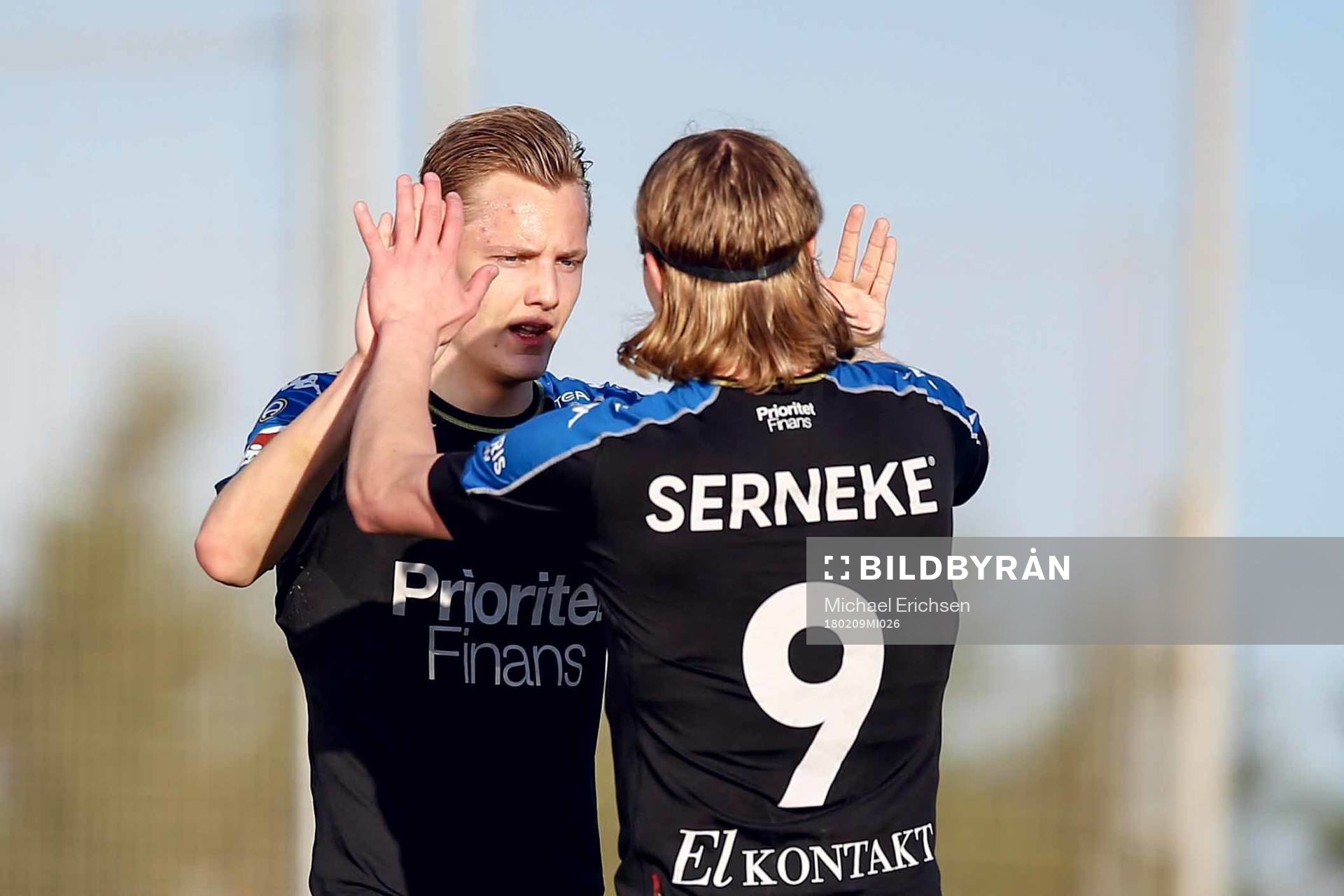IFK Göteborgs Billy Nordström jublar med Elias Mar Omarsson efter 3-1 under en träningsmatch i fotboll mellan IFK Göteborg och Meixian Techand den 9 februari 2018 i Pinatar Football Center.