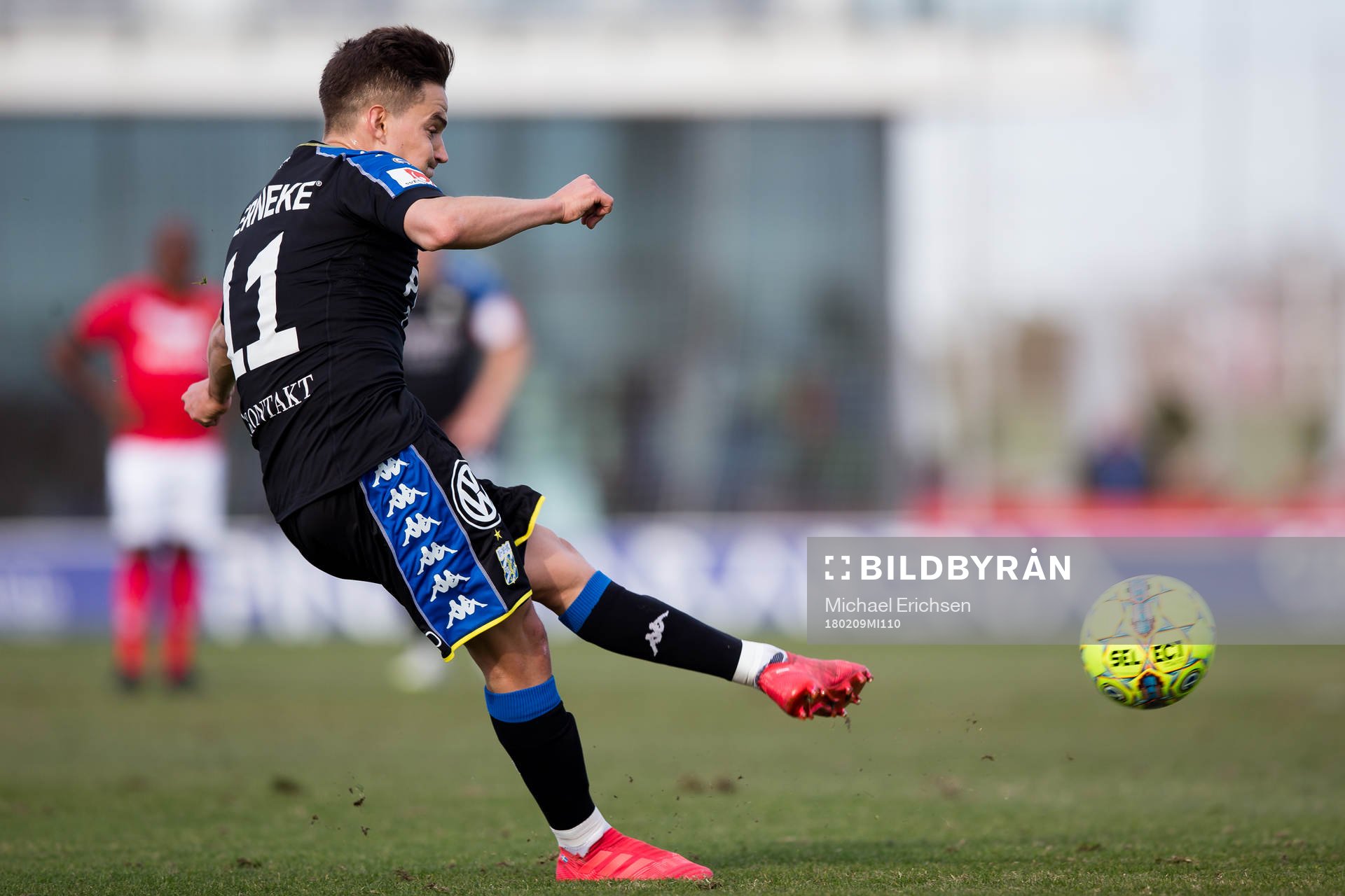 IFK Göteborgs Amin Affane skjuter 2-0 på frispark