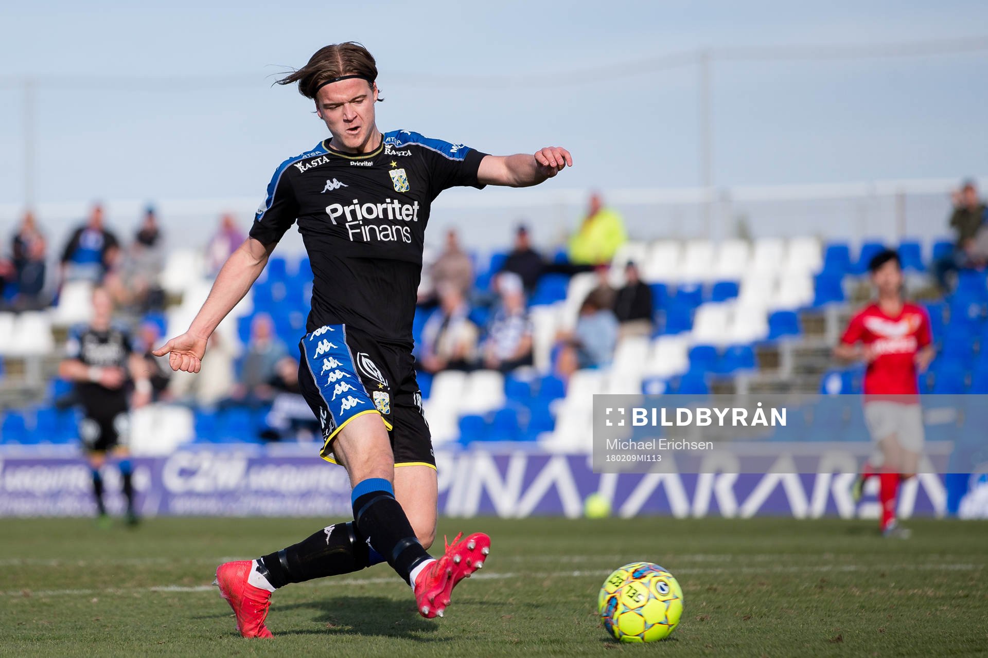 IFK Göteborgs August Erlingmark skjuter ett skott
