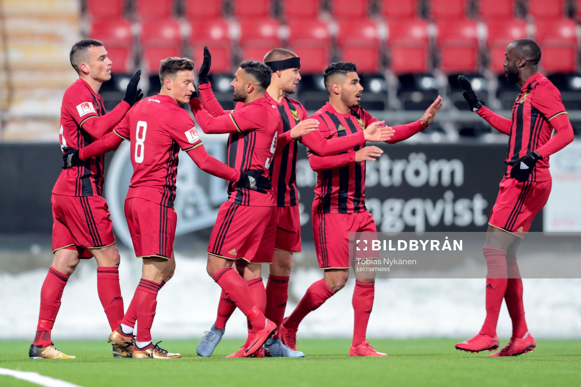 Östersunds Dino Islamovic jublar med lagkamrater