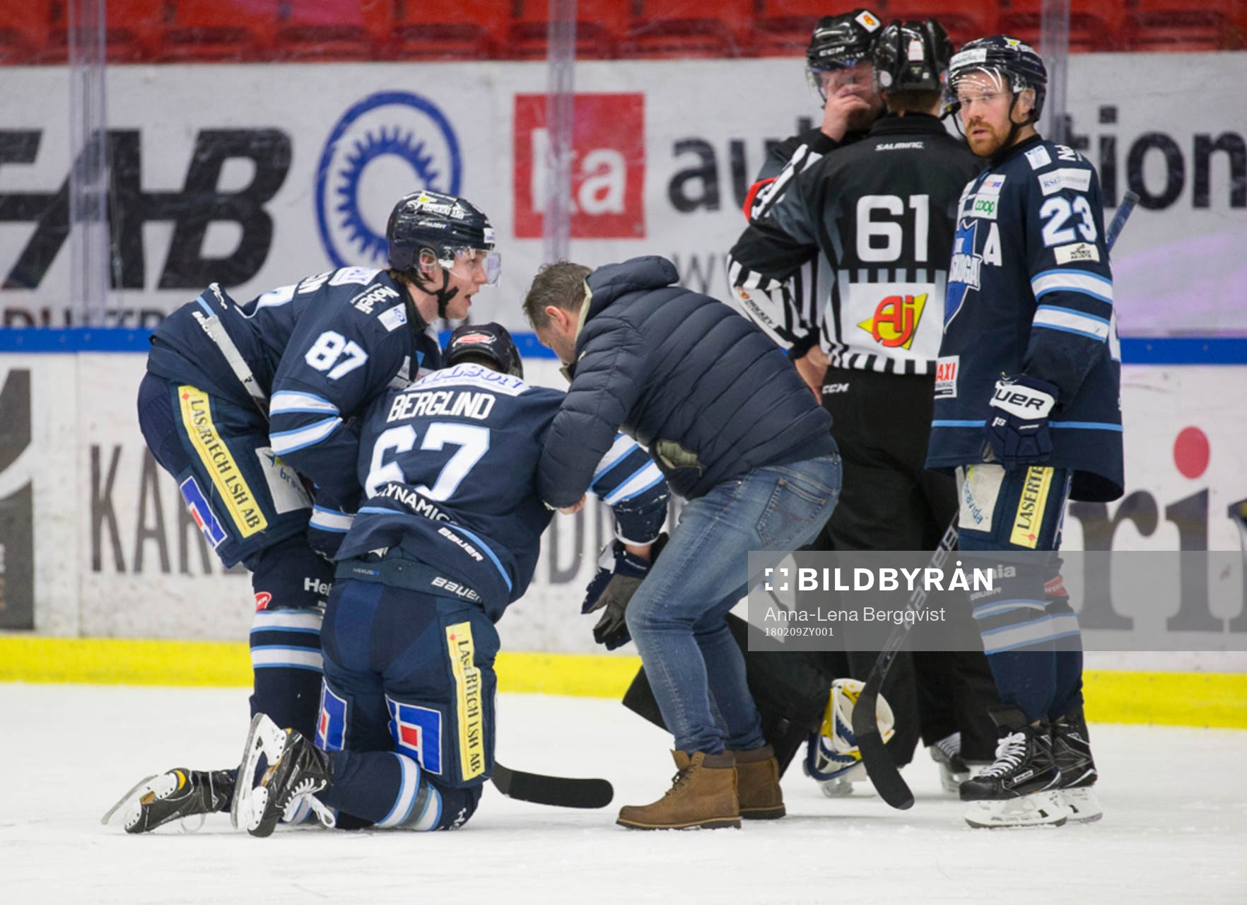 Karlskogas Victor Berglind skadas och får lämna isen