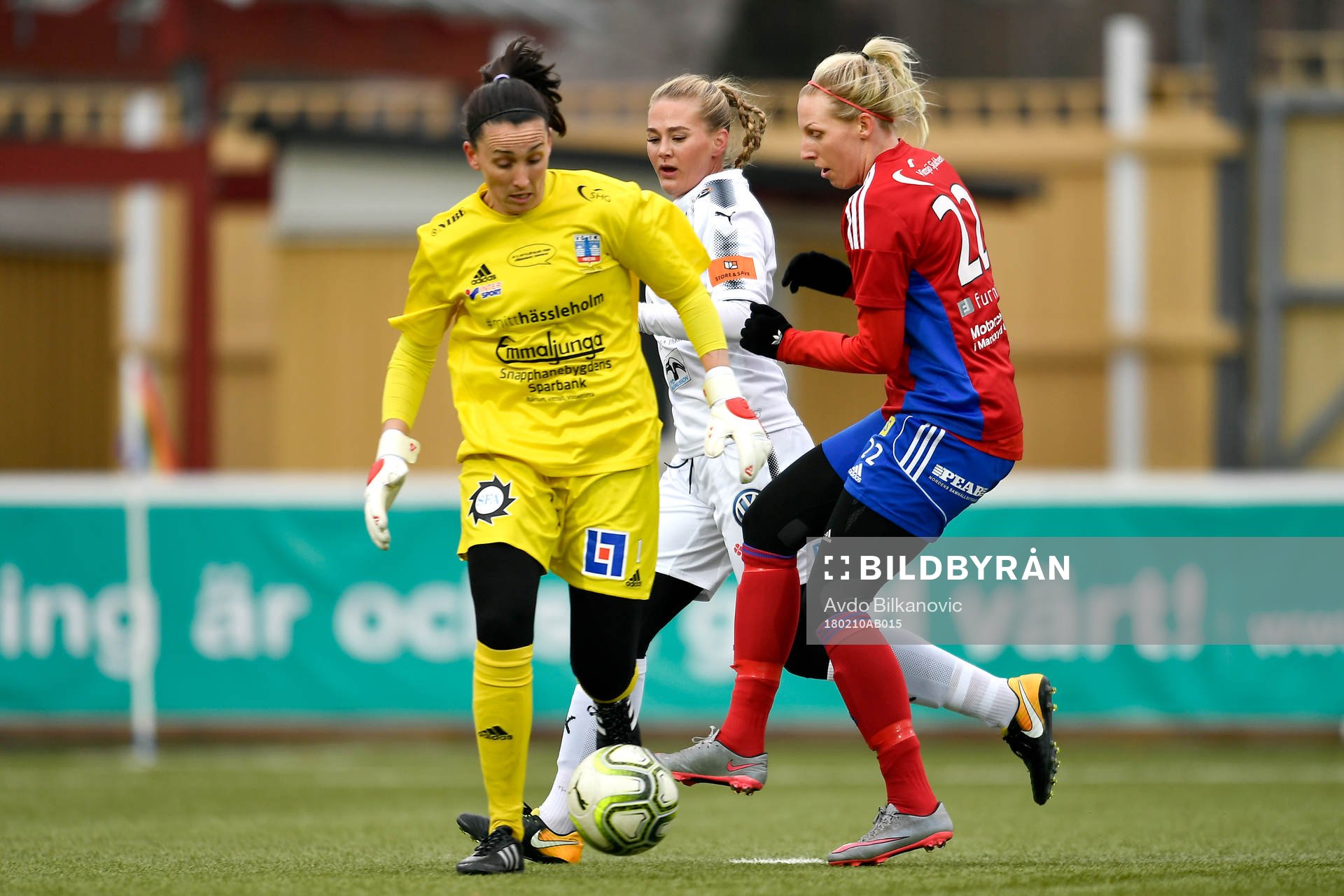 Vittsjös målvakt Shannon Lynn och Sandra Adolfsson samt