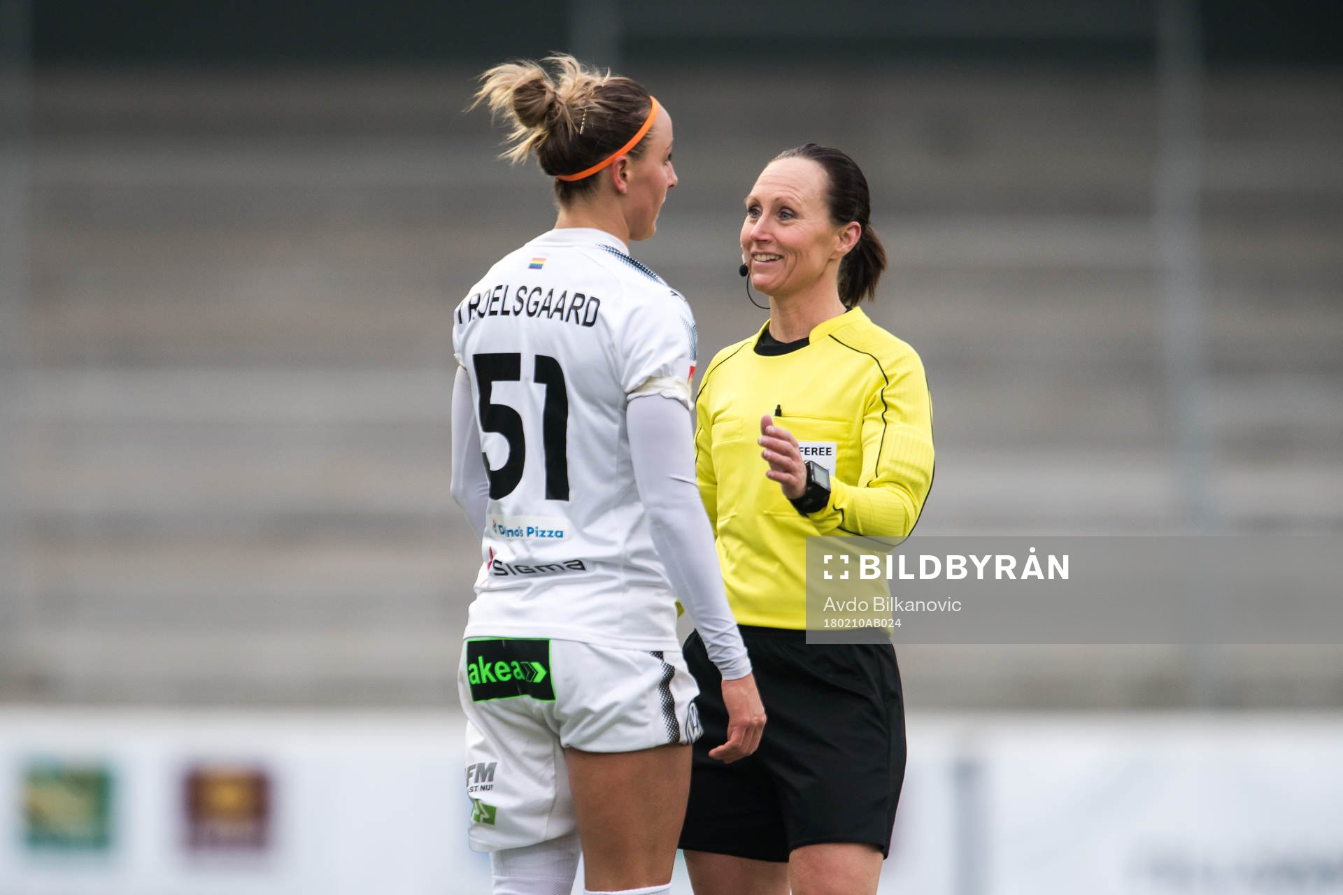 Rosengårds Sanne Troelsgaard och i diskussion med domare