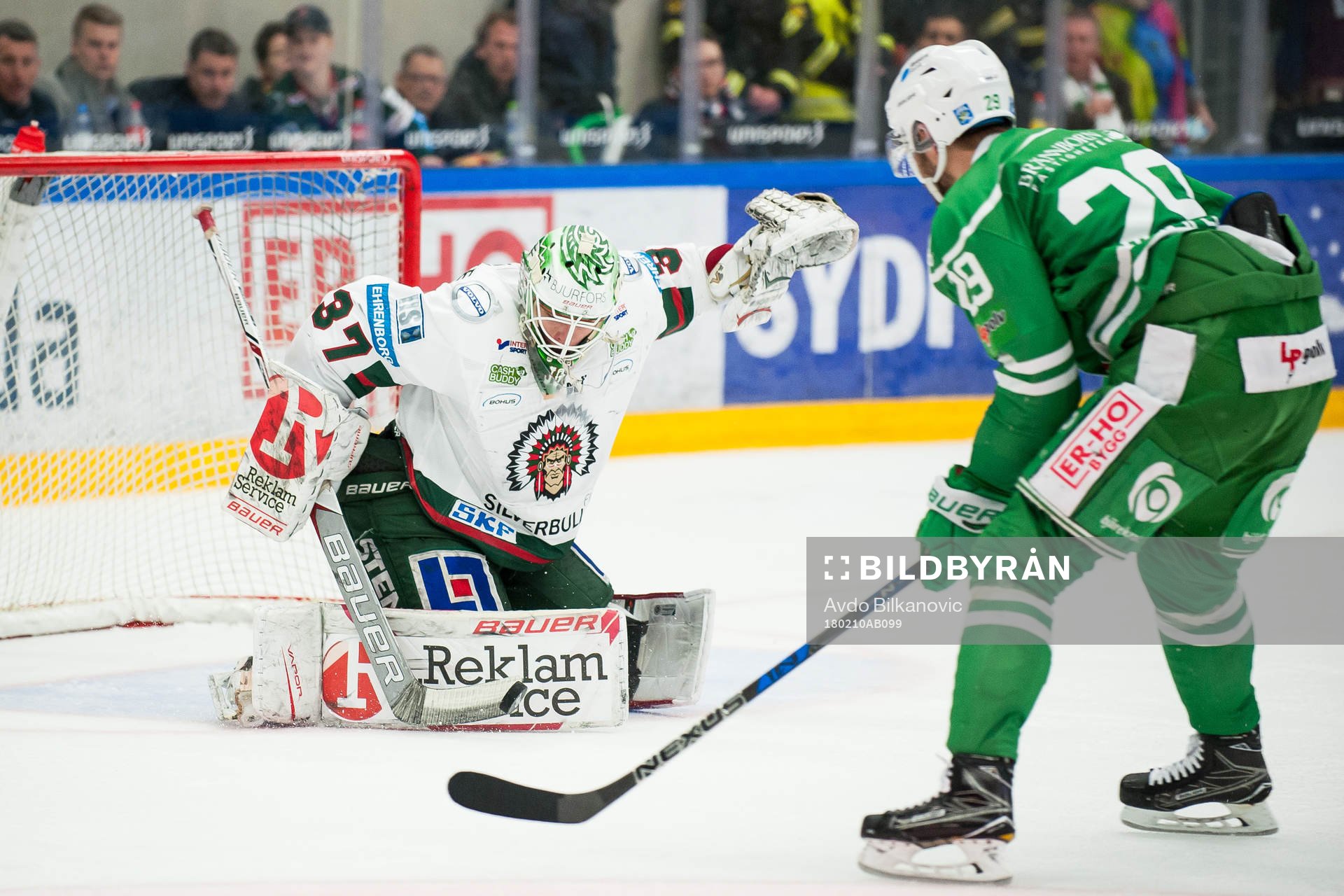 Rögles Ludvig Rensfeldt framför Frölundas målvakt Johan