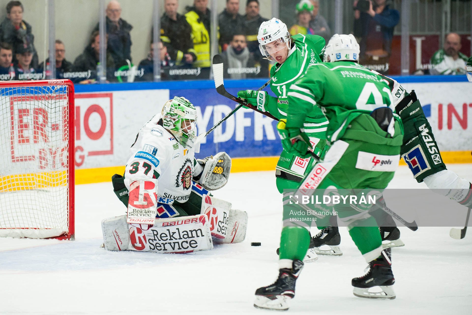 Rögles Bryan Lerg och Frölundas målvakt Johan Gustafsson