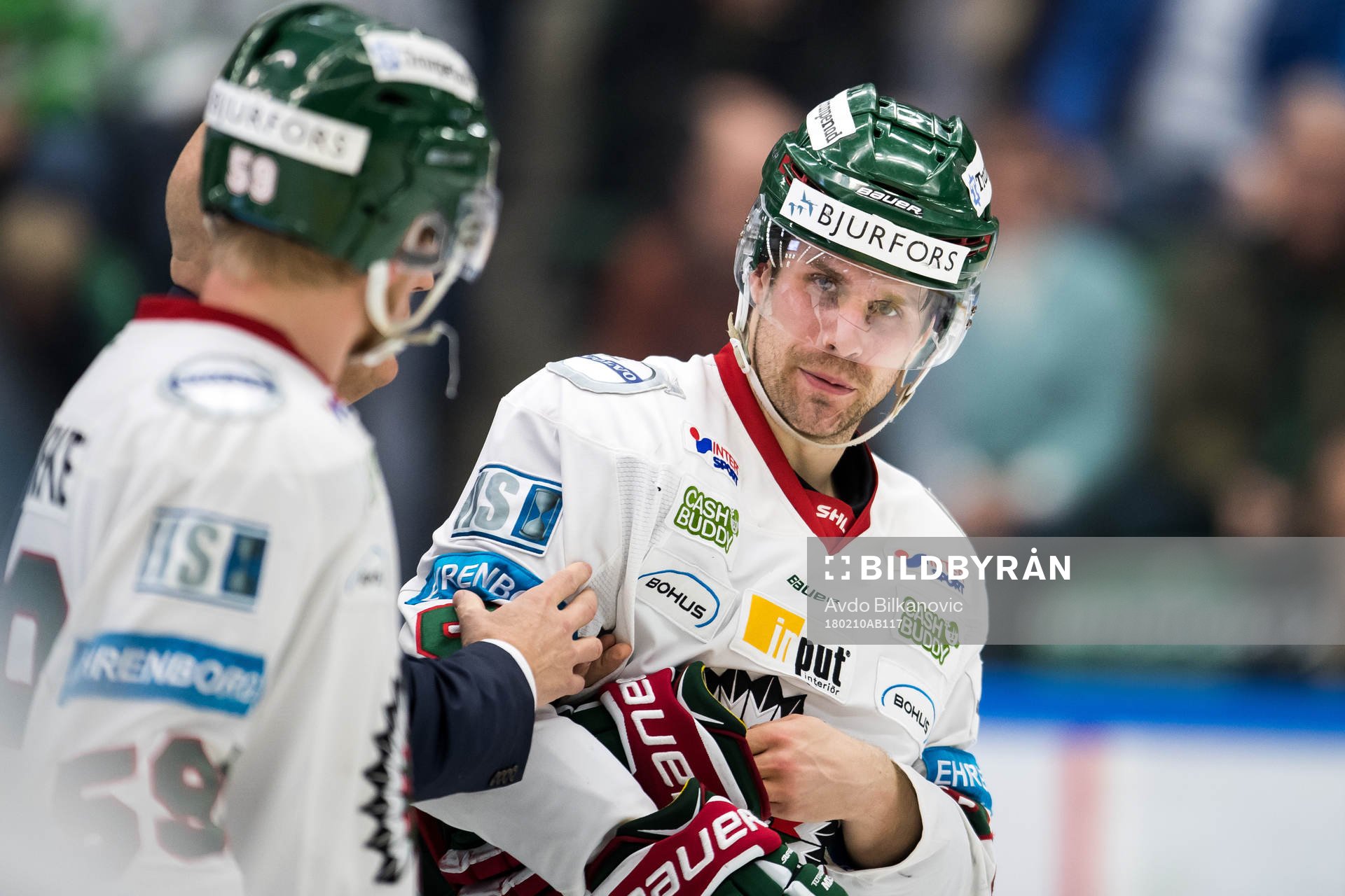 Frölundas Jonathan Sigalet hjälps ut