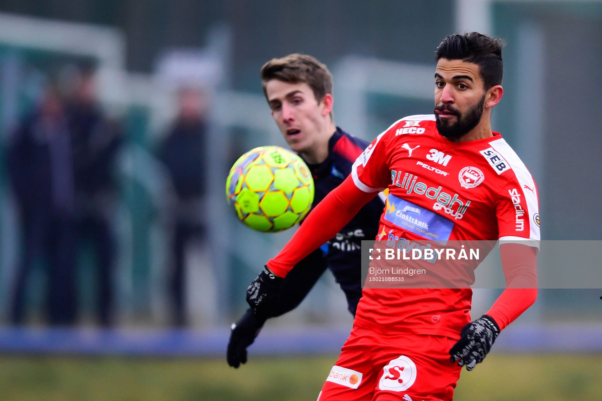 Värnamos Paulo Marcelo Souza Alves och Helsingborgs Adam Eriksson under träningsmatchen i fotboll mellan Helsingborg och Värnamo den 10 februari 2018 i Helsingborg.
