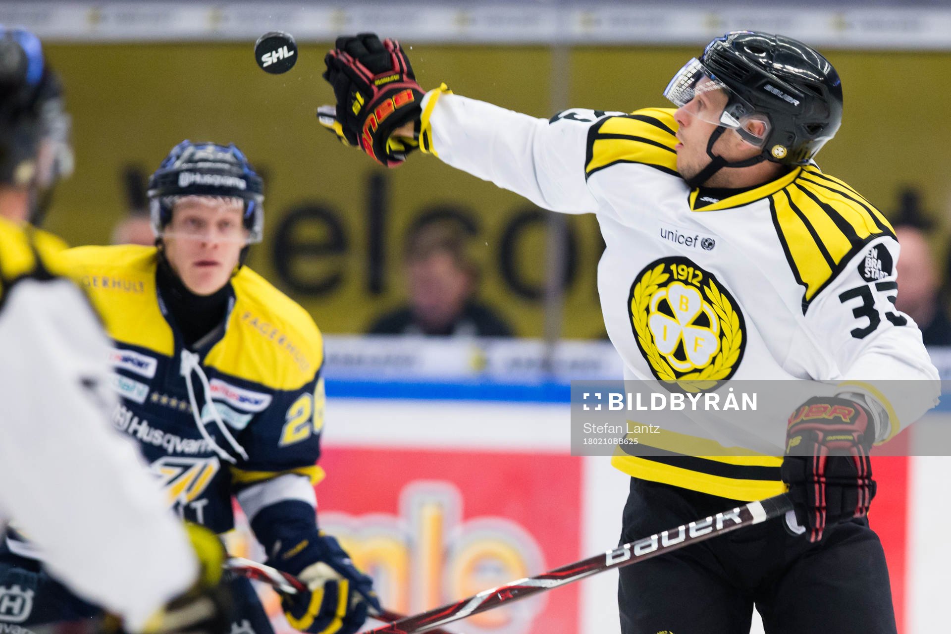 Brynäs Elias Fälth  tar ner pucken