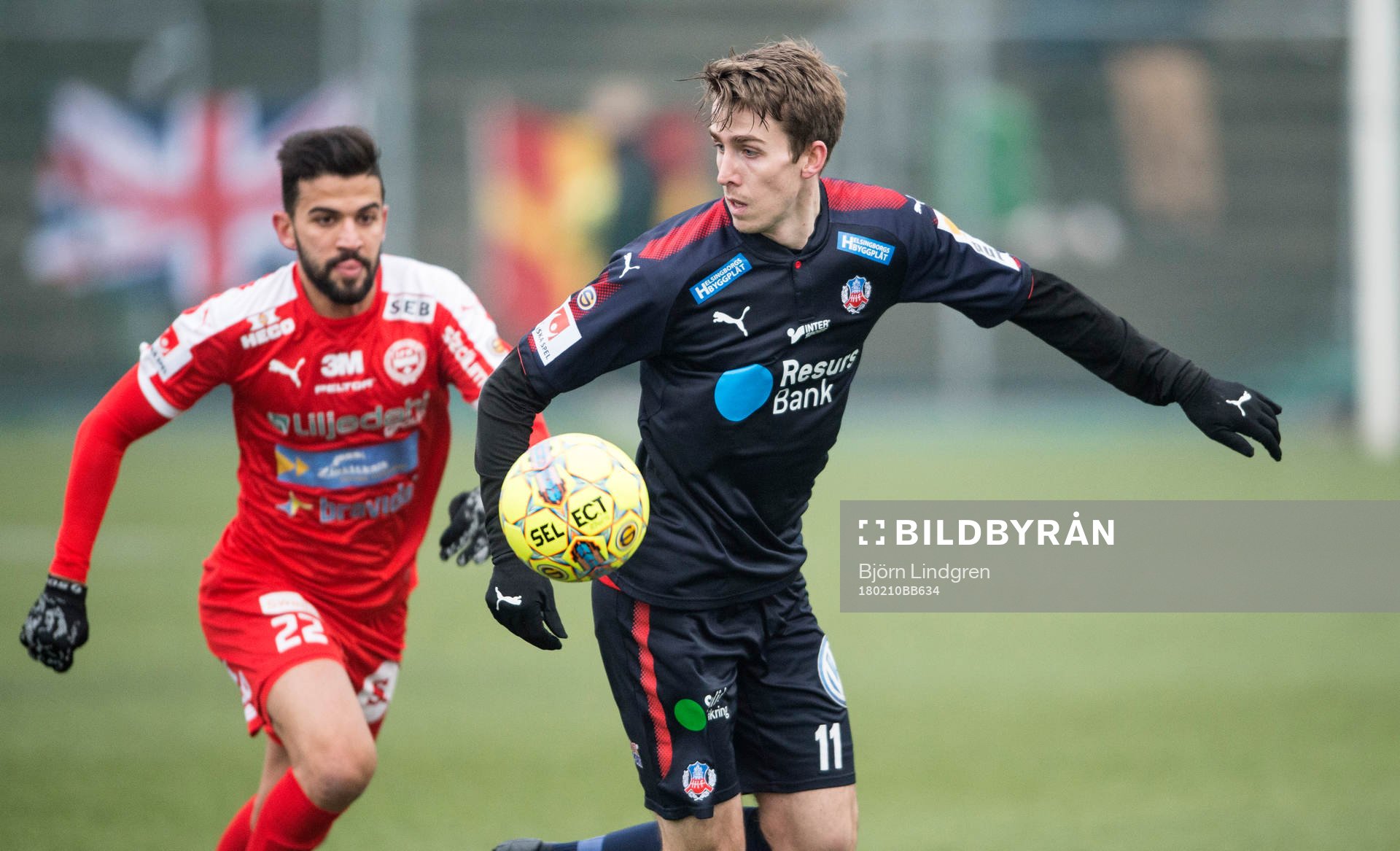Helsingborgs Adam Eriksson jagas av Värnamos Paulo Marcelo under träningsmatchen i fotboll mellan Helsingborg och Värnamo den 10 februari 2018 i Helsingborg.