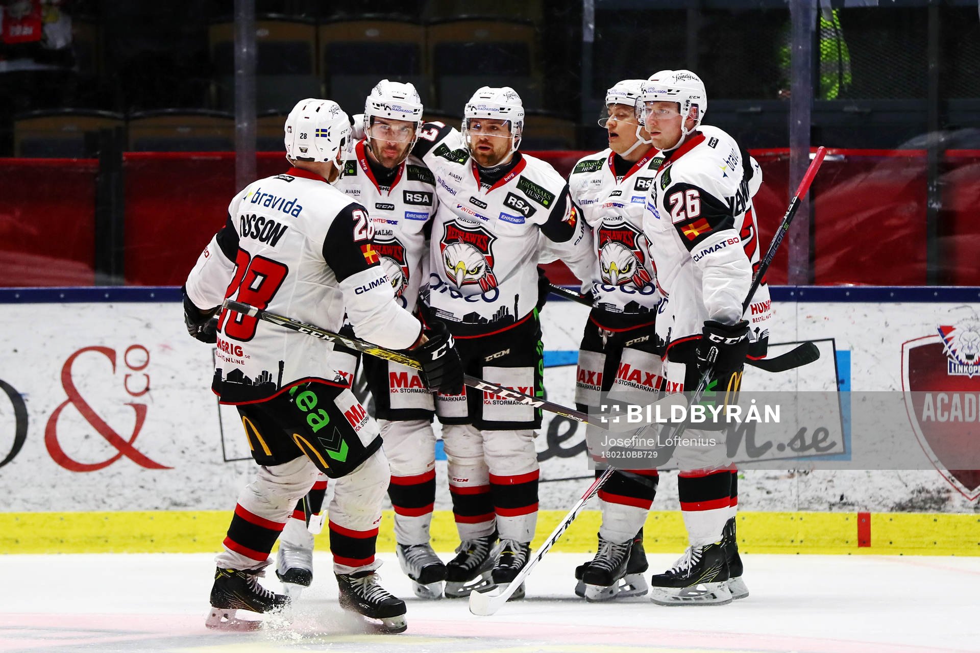Malmö Redhawks Nichlas Hardt jublar med lagkamrater