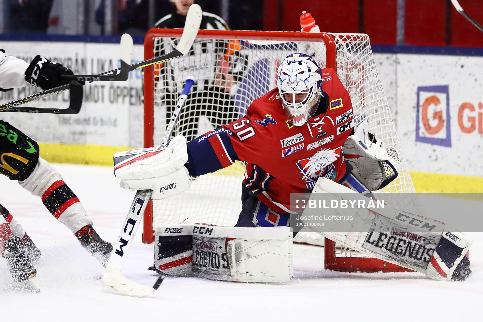 Linköpings målvakt Jonas Gustavsson räddar med pucken