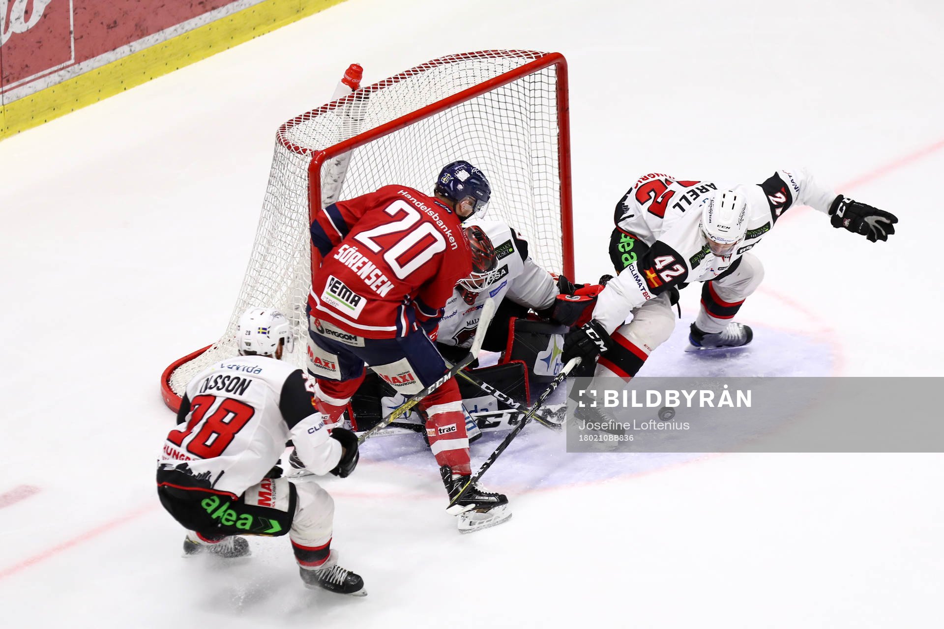 Linköpings Nick Sörenssen framför Malmö Redhawks