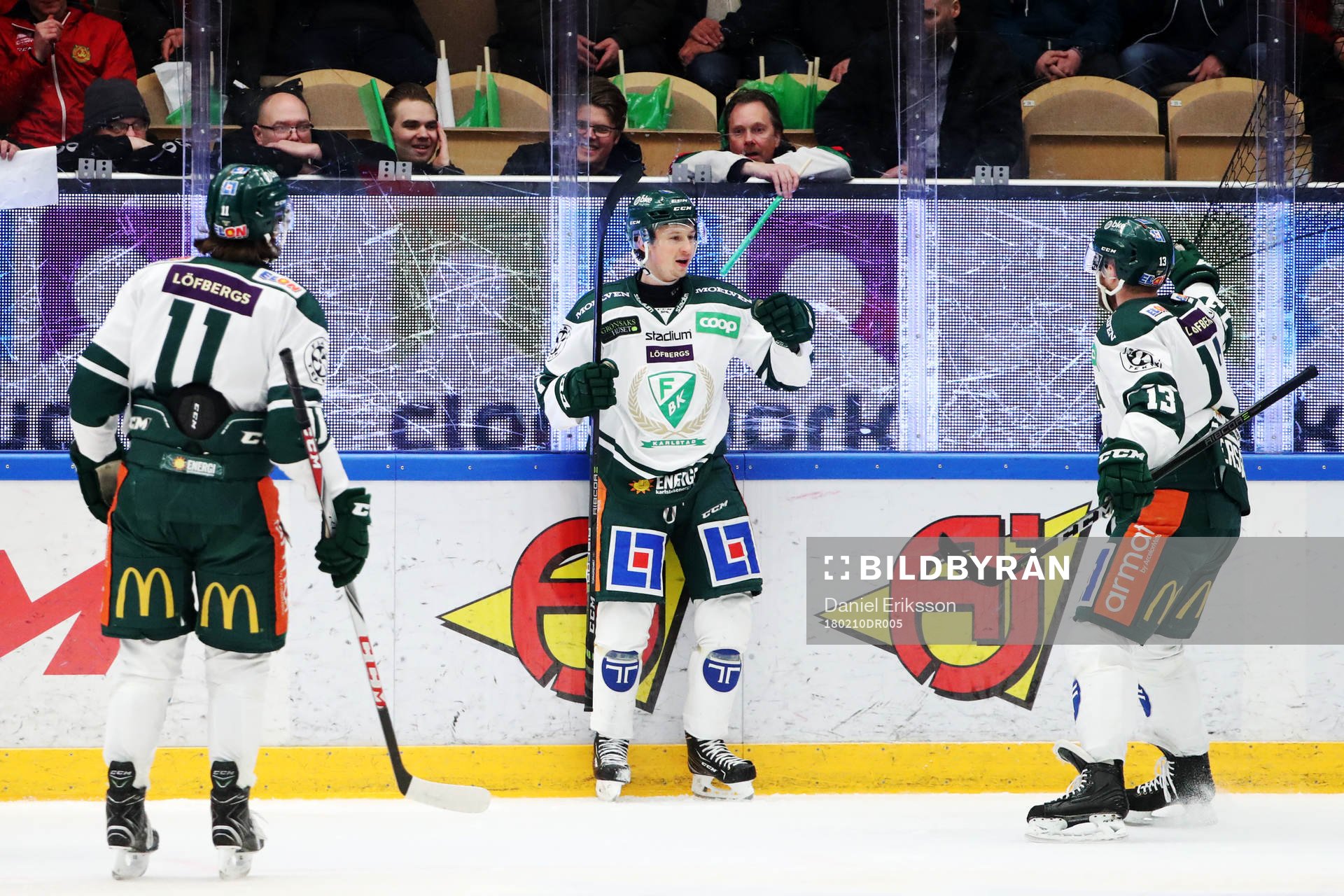 Färjestads Christoffer Törngren (mitten) jublar med