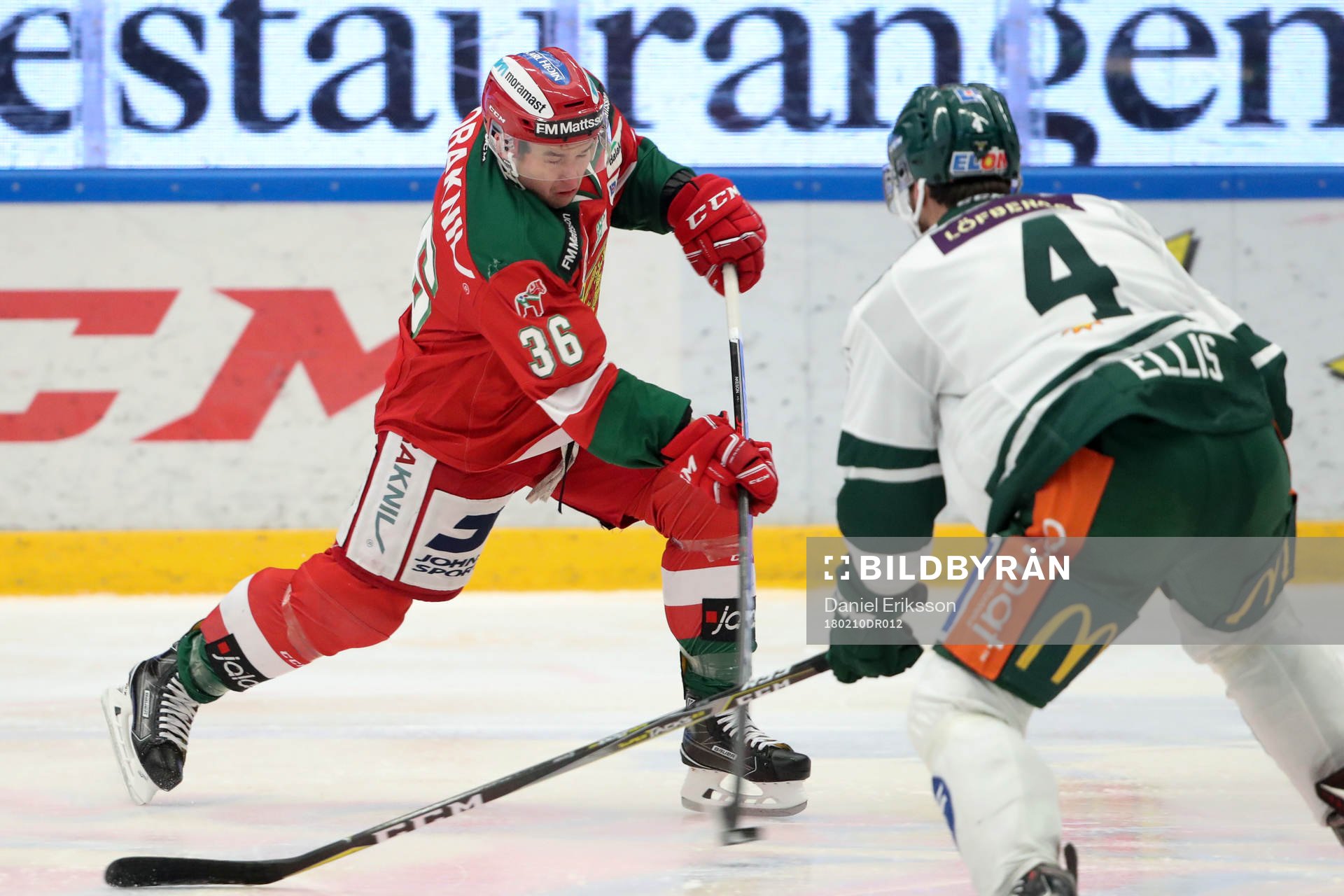 Moras Jason Akeson skjuter och Färjestads Morgan Ellis