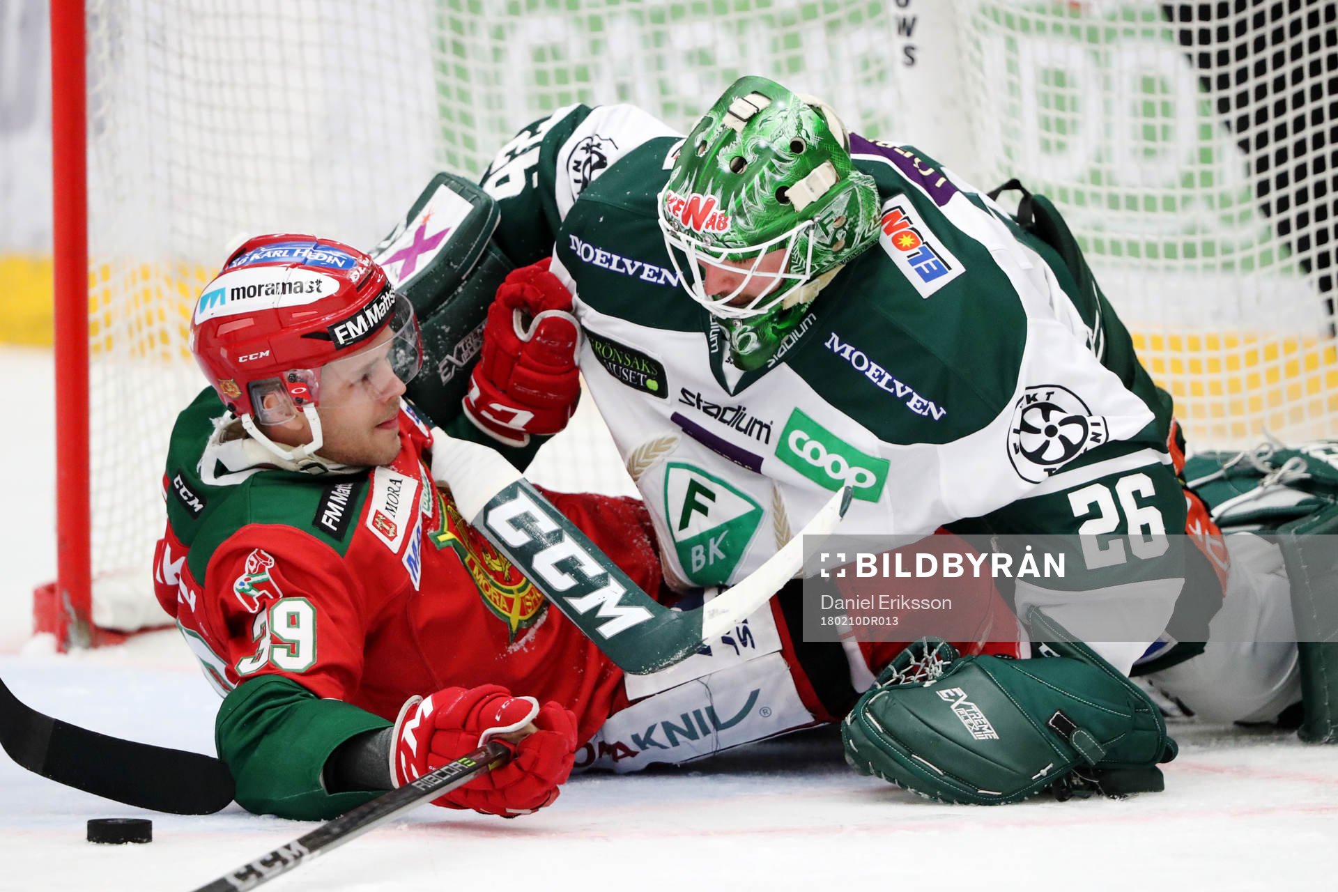 Moras Jacob Nilsson och Färjestads målvakt Stefan Steen i