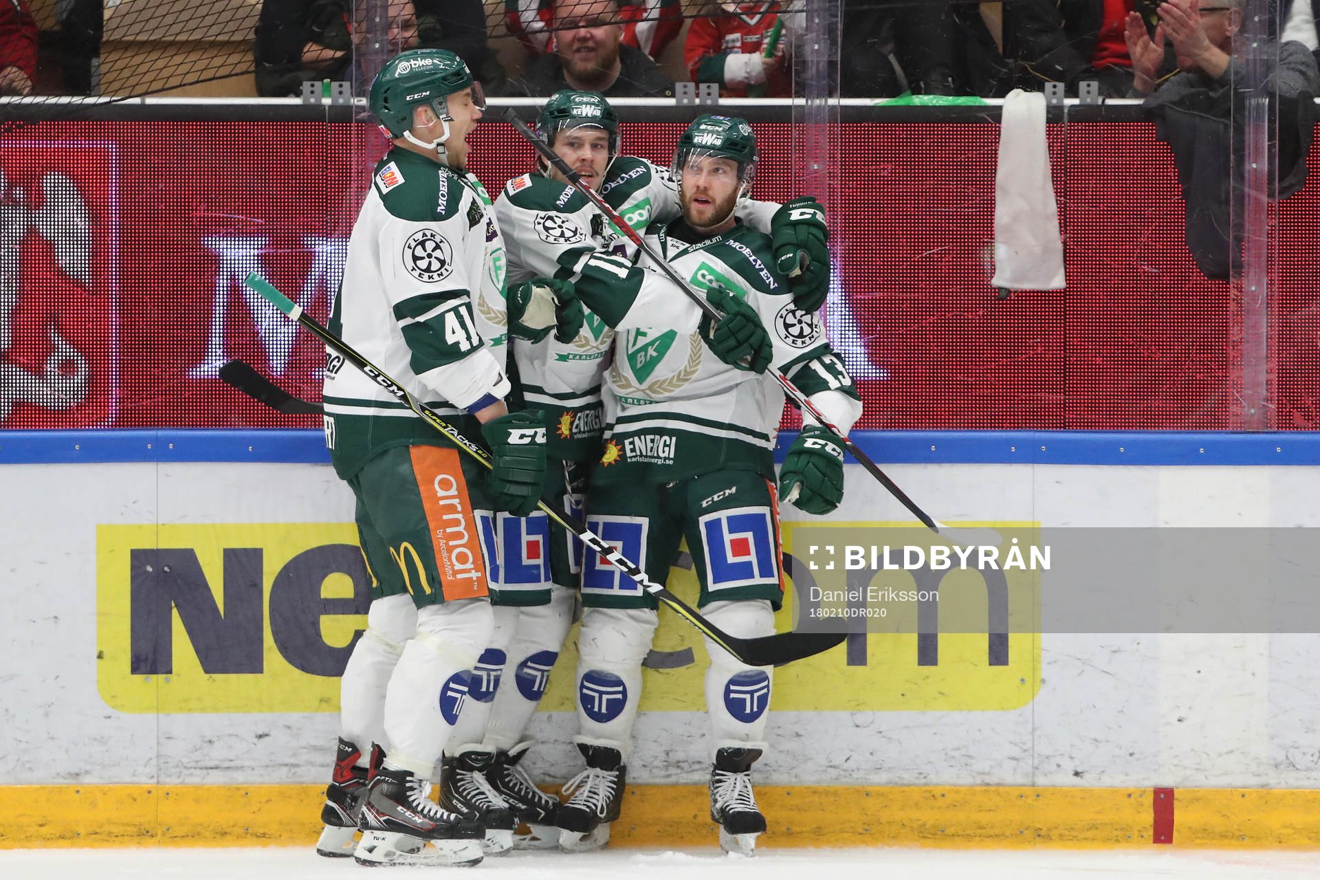 Färjestads Linus Persson (till höger) jublar med Joakim