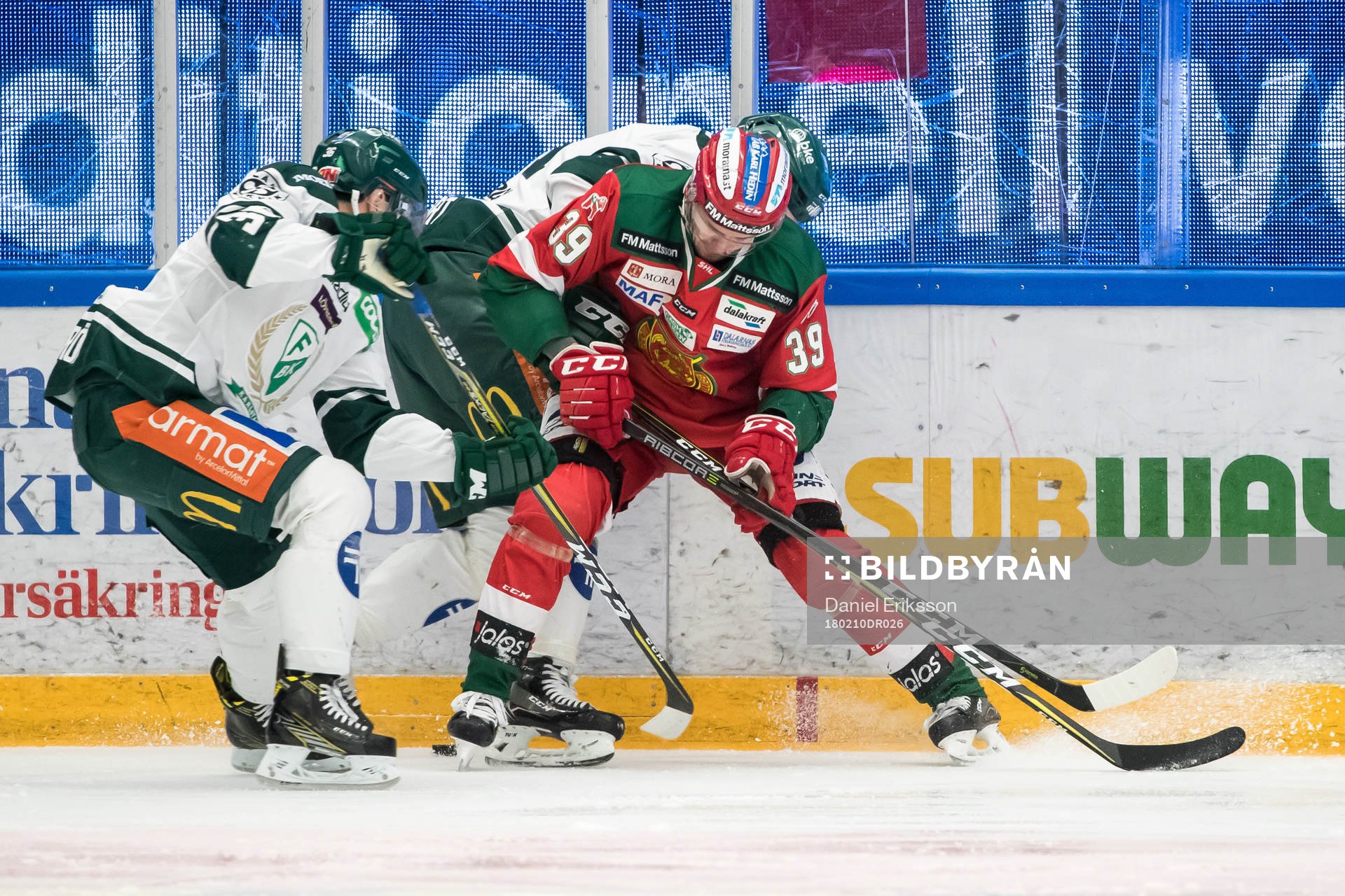 Moras Jacob Nilsson och Färjestads Niklas Fogström  i