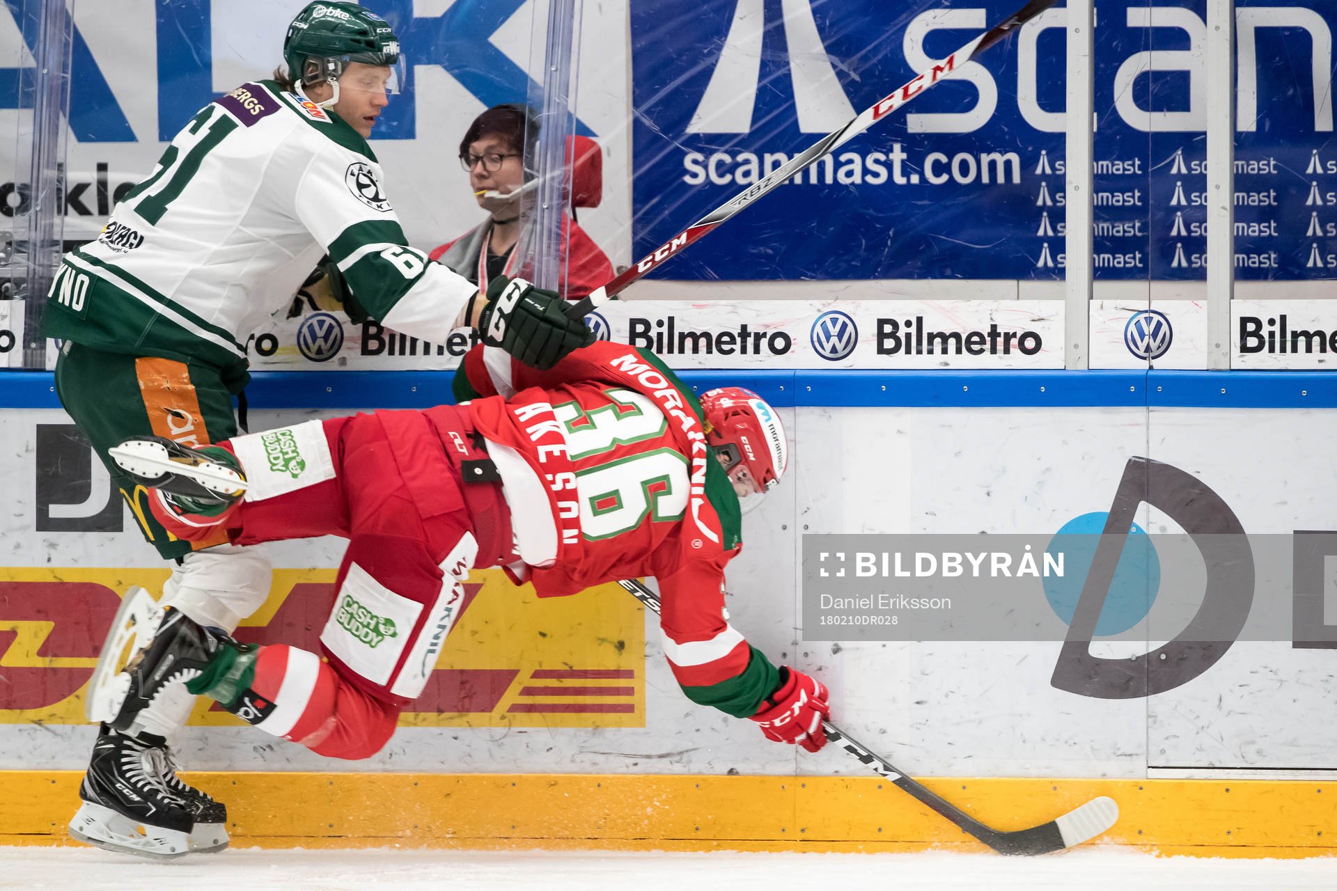 Färjestads Johan Ryno tacklar Moras Jason Akeson   i