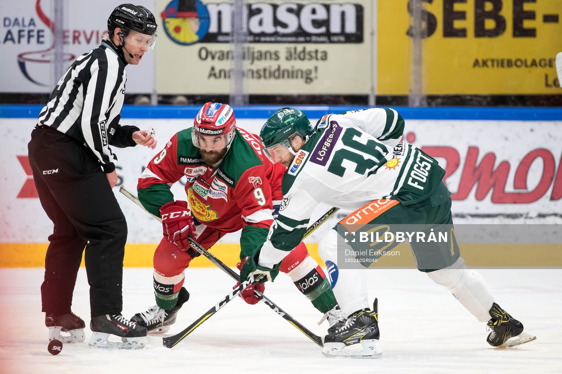 Moras Andrew Rowe och Färjestads Niklas Fogström  i