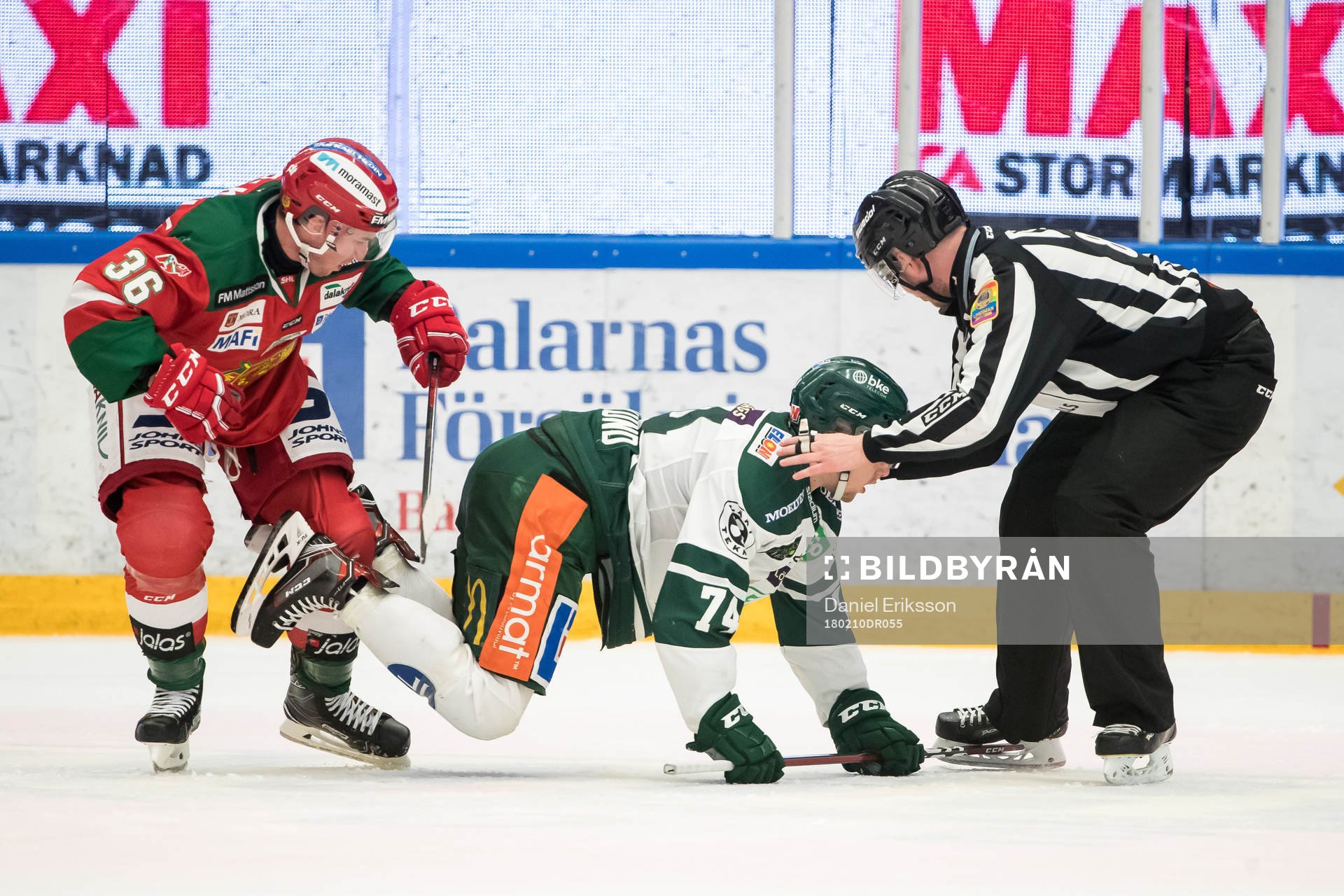 Moras Jason Akeson  och Färjestads Rasmus Asplund och
