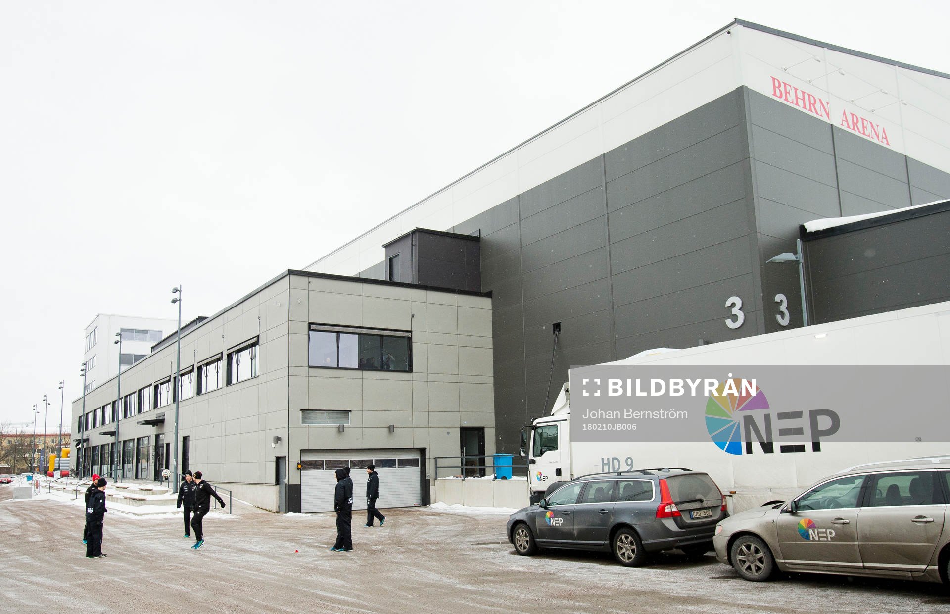 Luleåsspelarna värmer upp utanför Behrn Arena med fotboll