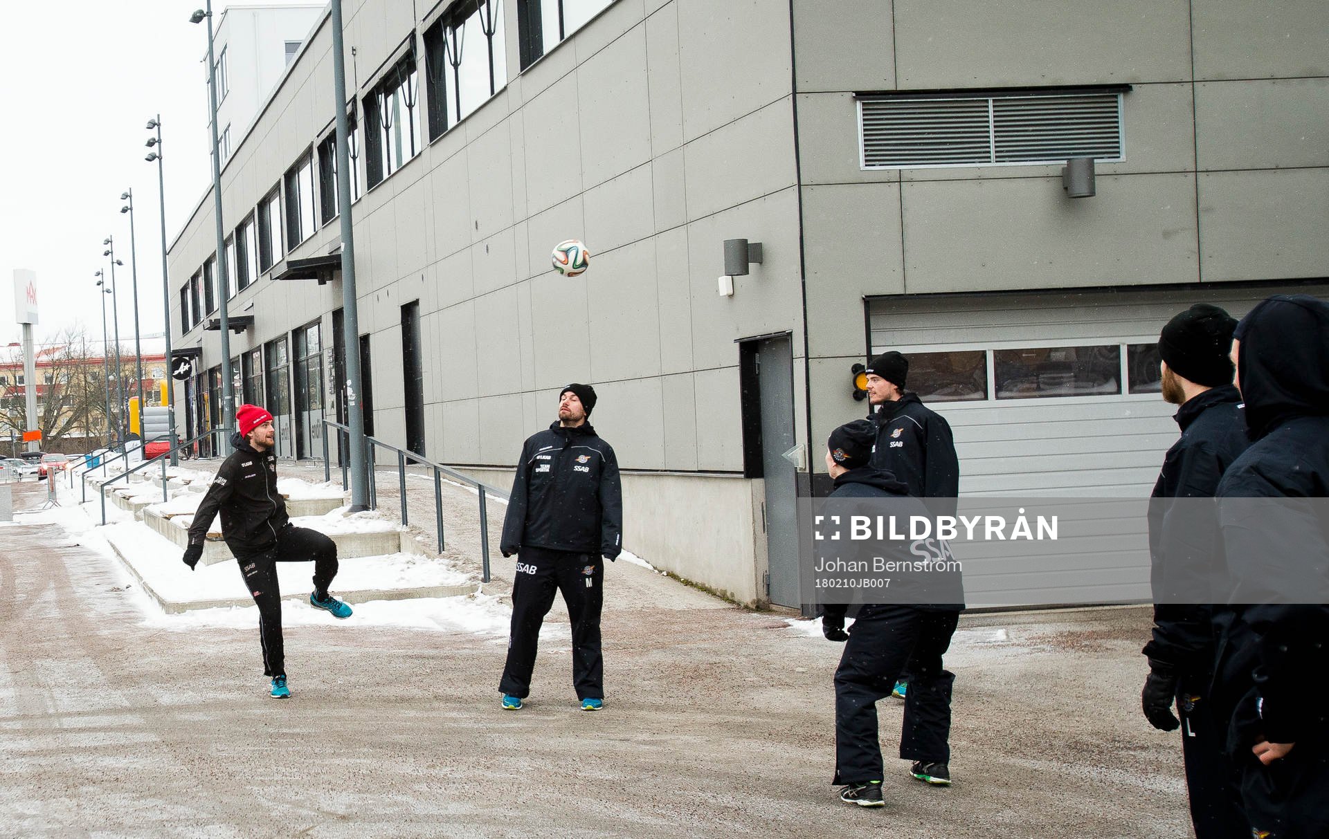 Luleåsspelarna värmer upp utanför Behrn Arena med fotboll