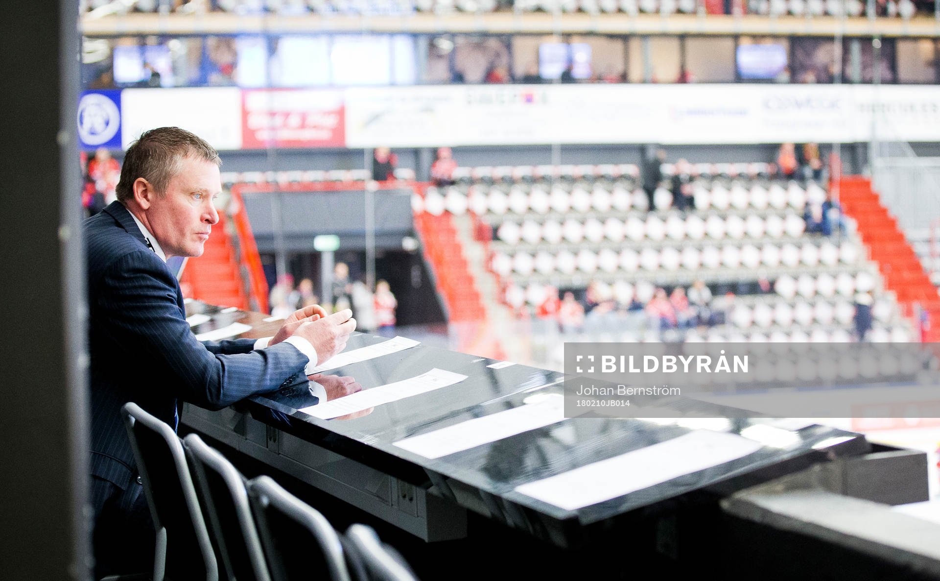 Örebros tränare Niklas Sundblad tittar på uppvärmningen