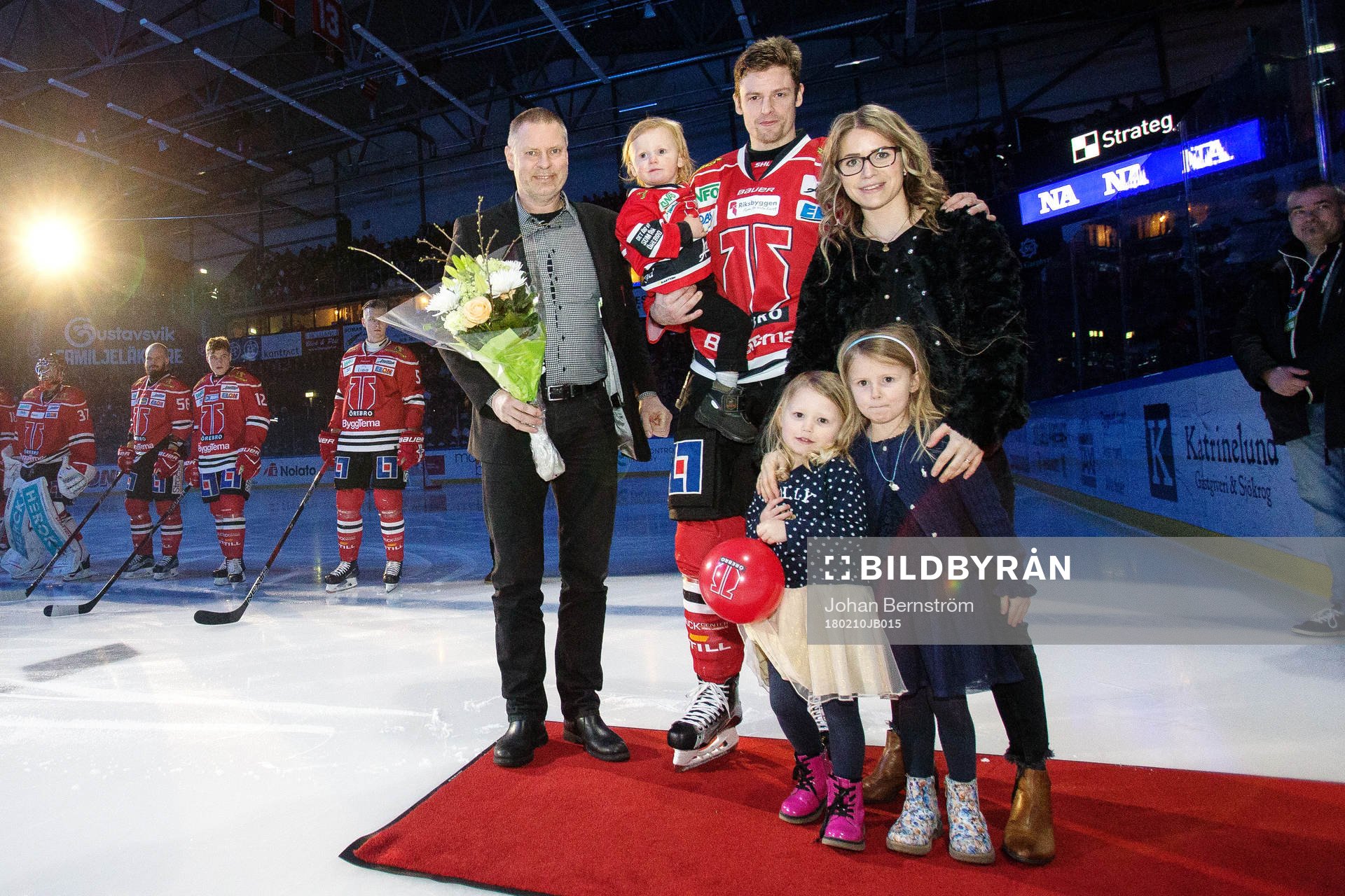 Örebros VD Mikael Johansson med Kalle Olsson med familj