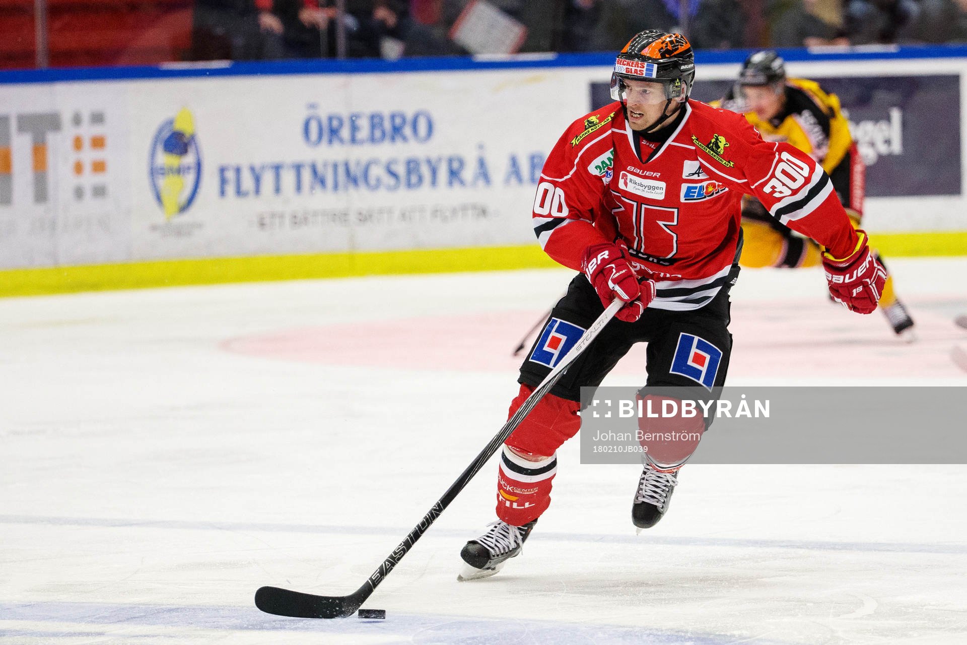 e match och spelar i en tröja med nummer 300