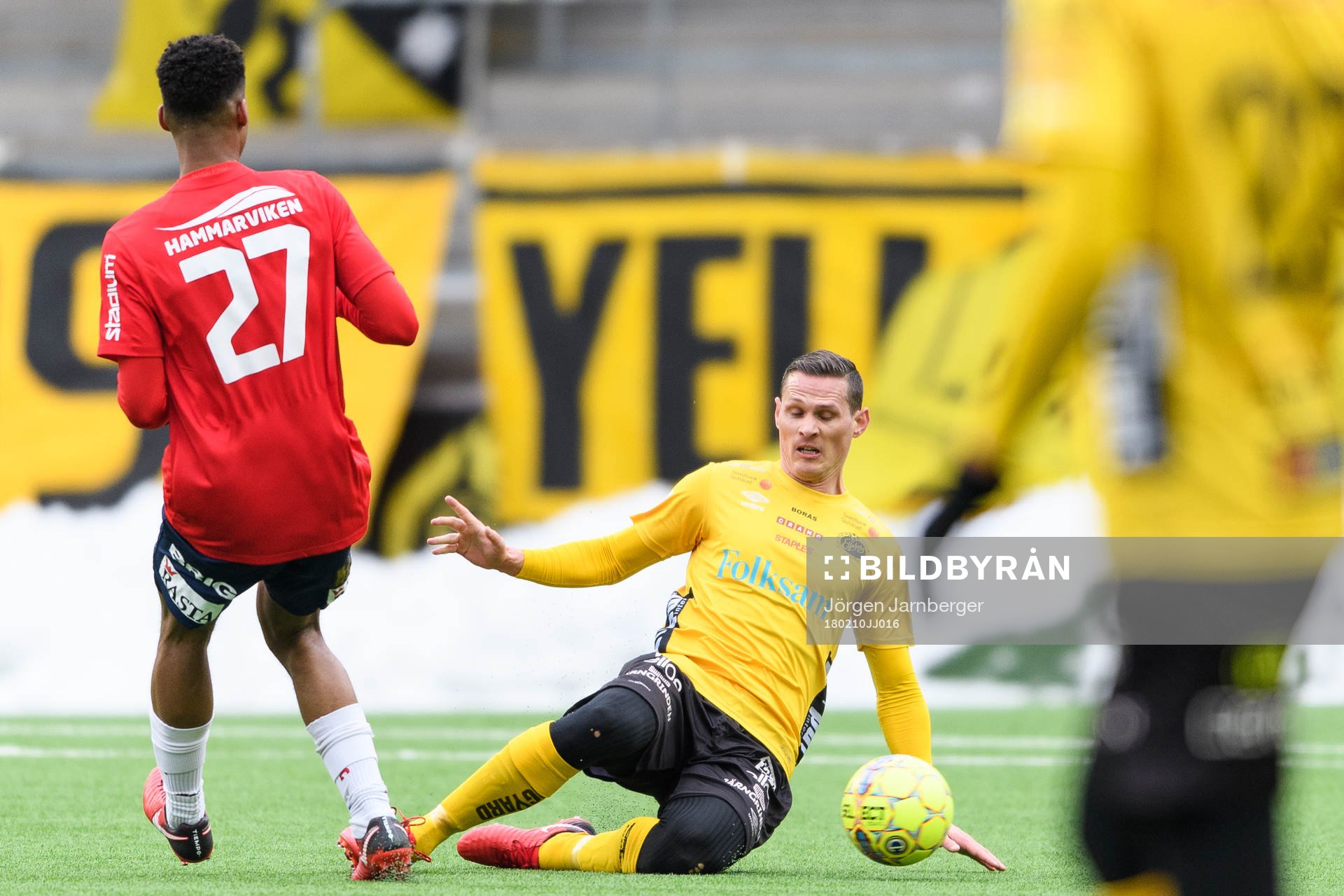 Elfsborgs Jon Jönsson bryter bollen av Örgrytes Jens