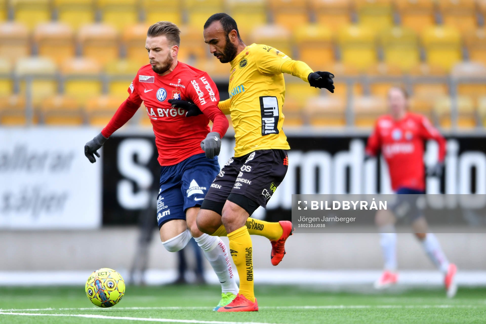 Örgrytes Simon Nilsson och Elfsborgs Issam Jebali under träningsmatchen i fotboll mellan Elfsborg och Örgryte den 10 februari 2018 i Borås.