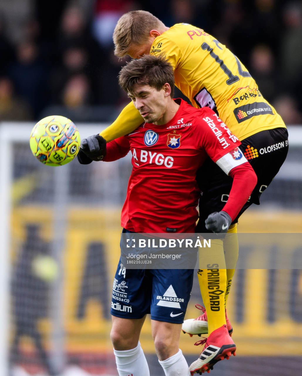 Örgrytes Daniel Paulson i kamp med Elfsborgs Joakim Nilsson (skymd) under träningsmatchen i fotboll mellan Elfsborg och Örgryte den 10 februari 2018 i Borås.