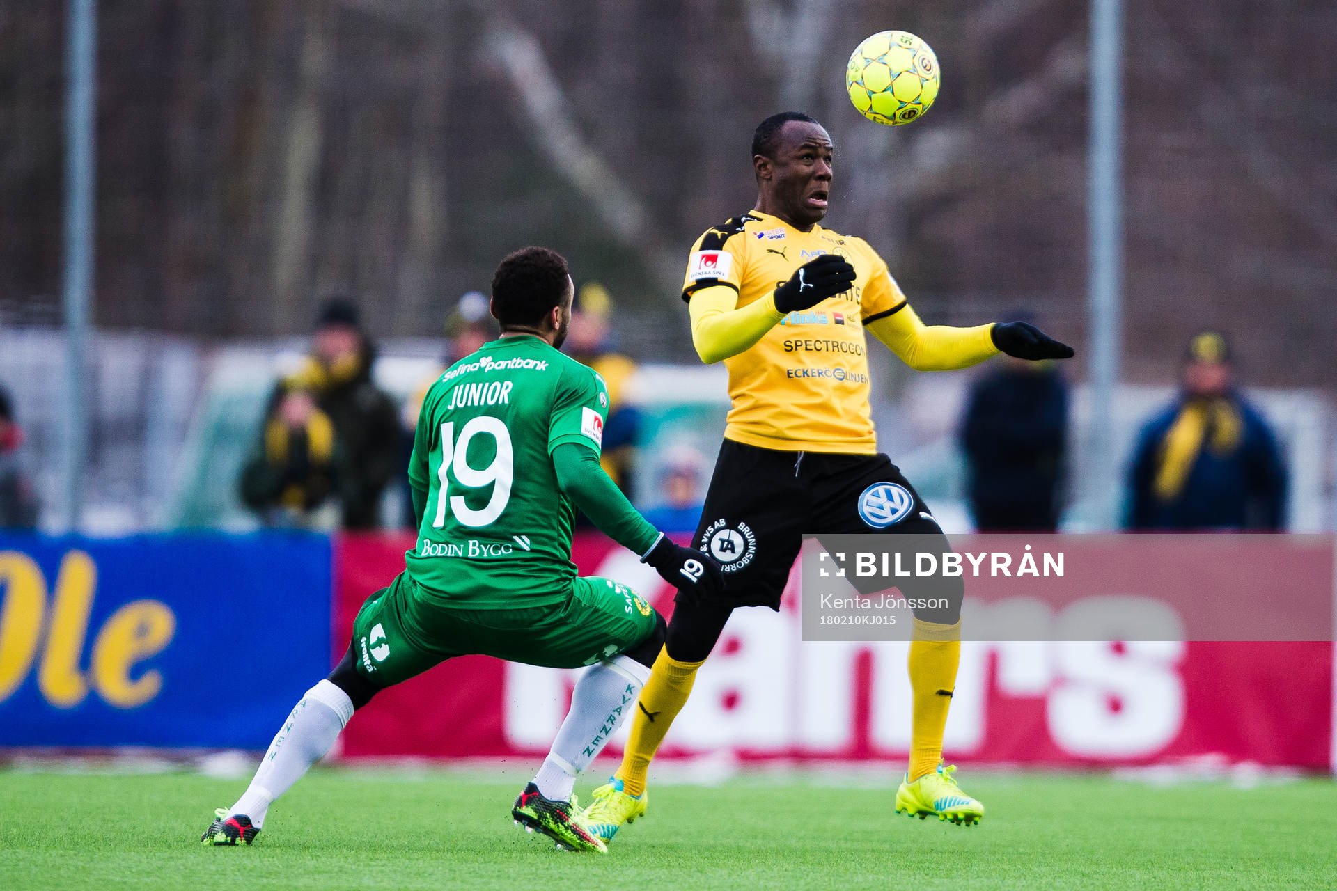 Frejs Nsima Peter och Hammarbys Serge-Junior Martinsson