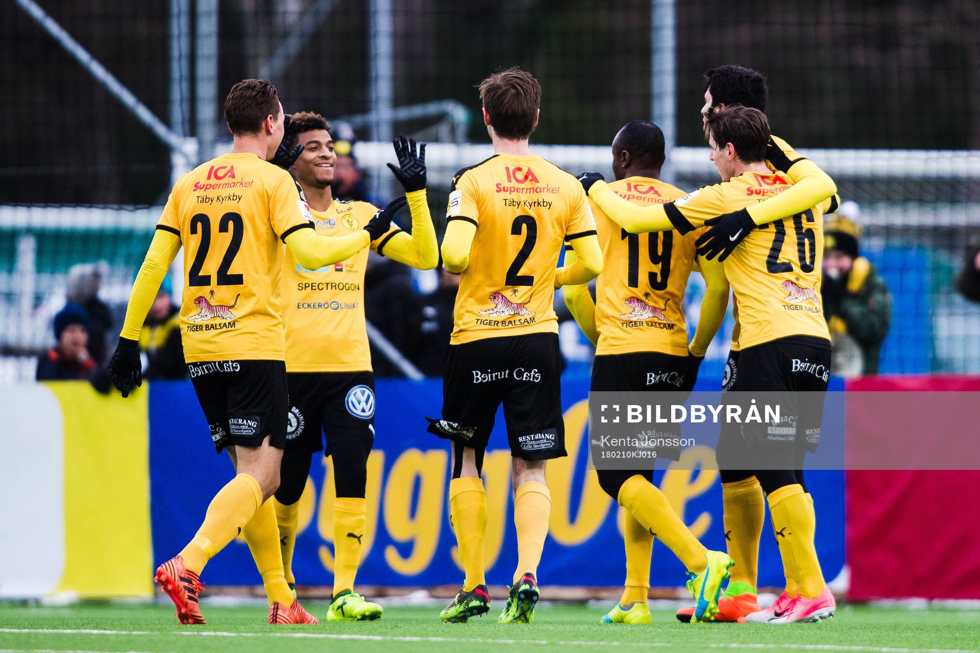 Frejs Nsima Peter jublar med Joseph Ceesay och lagkamrater