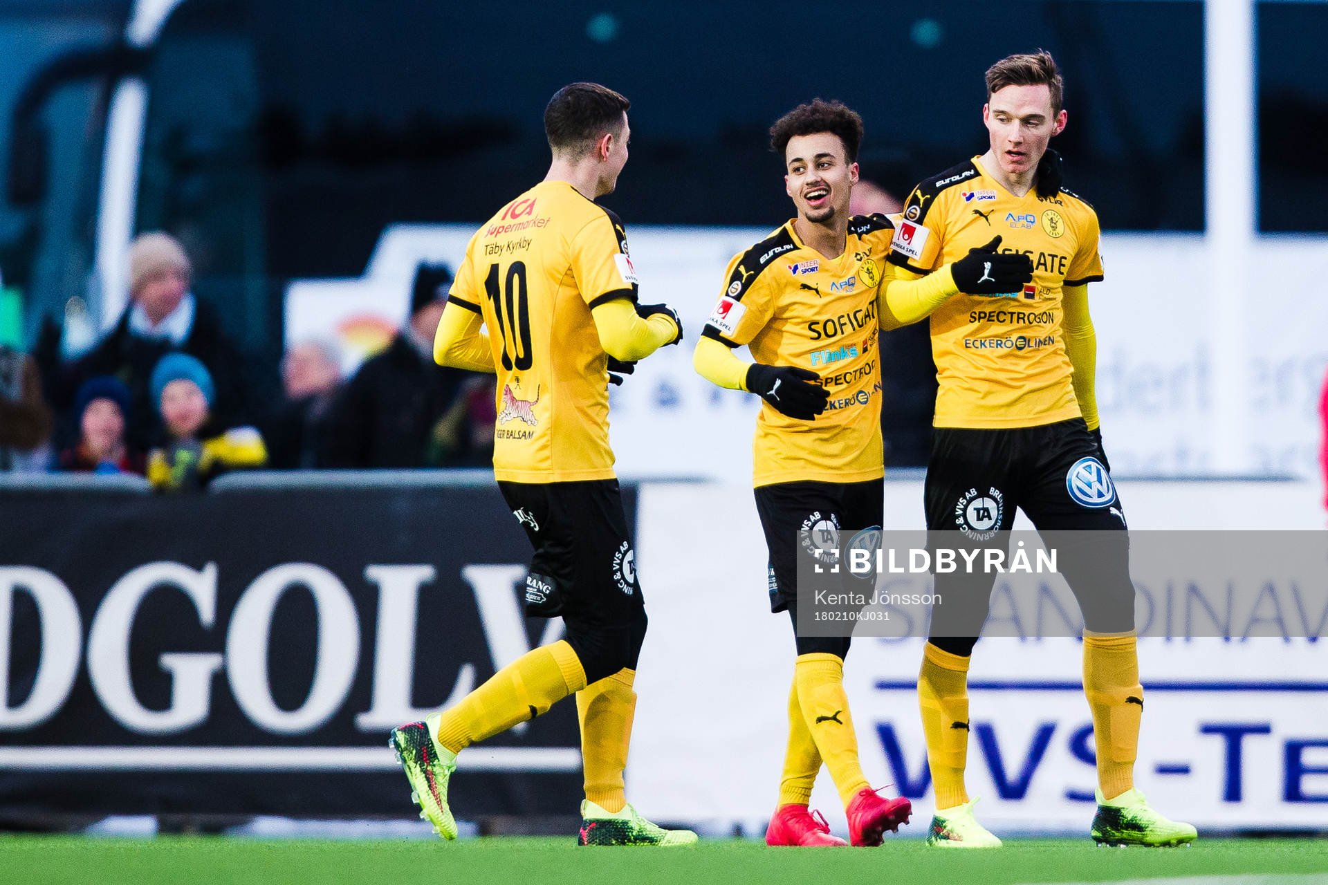 Frejs Mattias Bouvin jublar med lagkamrater efter 4-1 under träningsmatchen i fotboll mellan Frej och Hammarby den 10 Februari 2018 i Stockholm.
