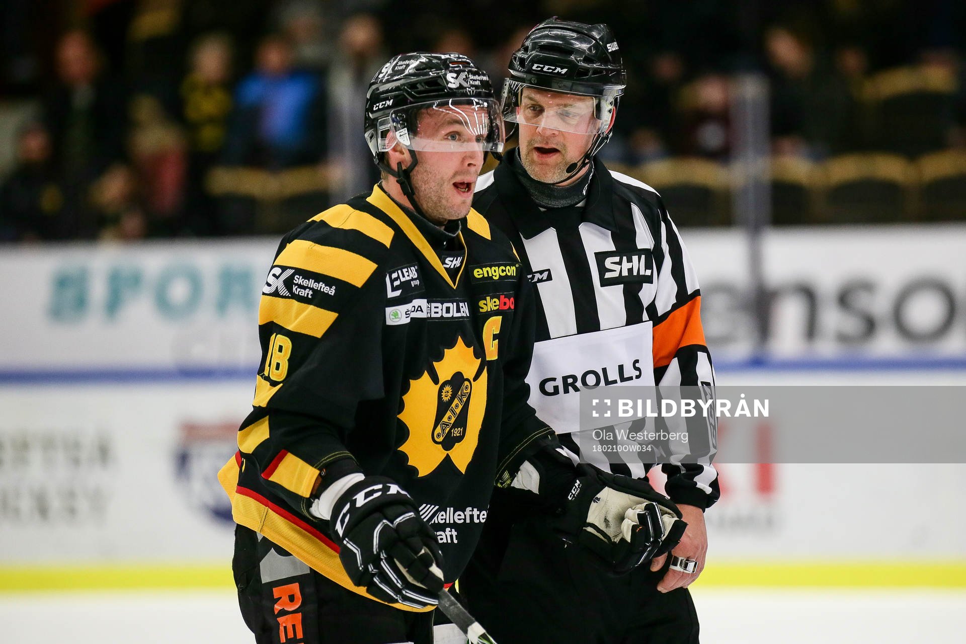 Skellefteås Pontus Petterström pratar med domare Mikael