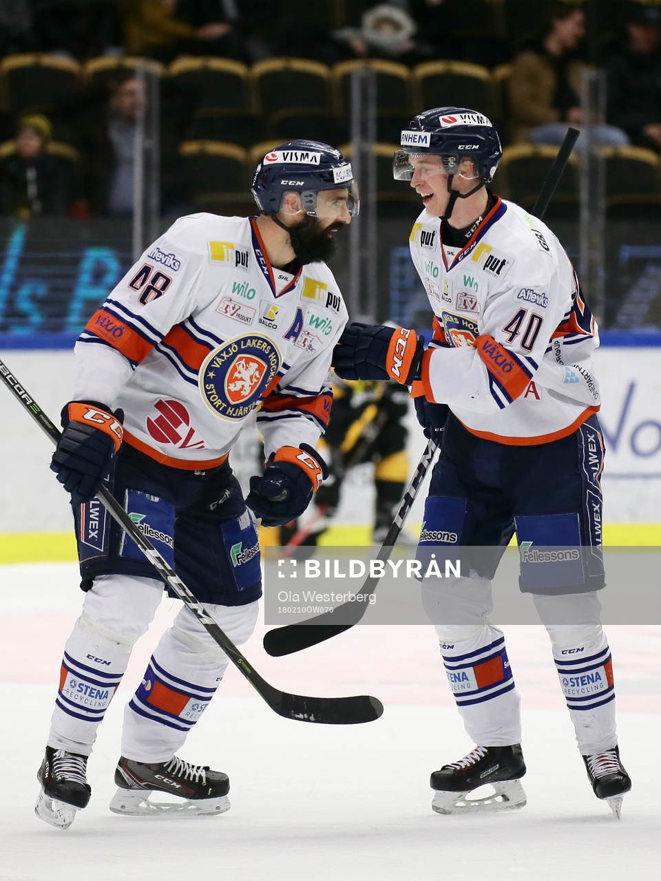 Växjös Daniel Rahimi och Elias Pettersson jublar