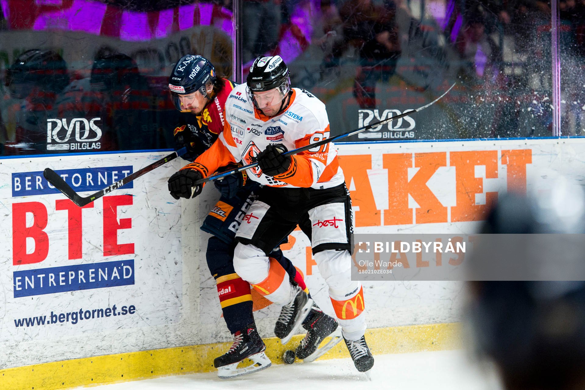 Karlskronas Per Ledin tacklar Djurgårdens David Bernhardt