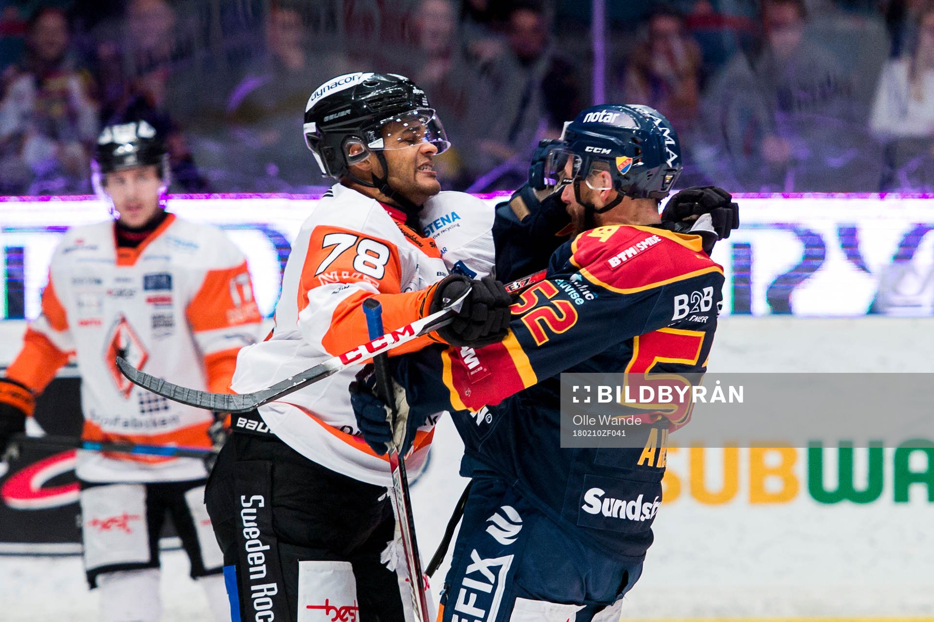 Karlskronas Akim Aliu crosscheckar Djurgårdens Mikael