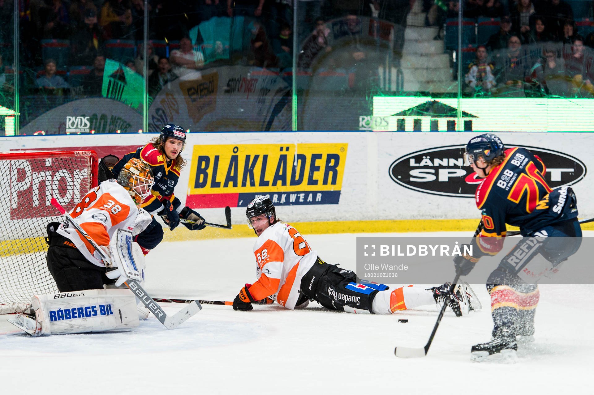 Djurgårdens Axel Jonsson Fjällby spelar fram pucken till