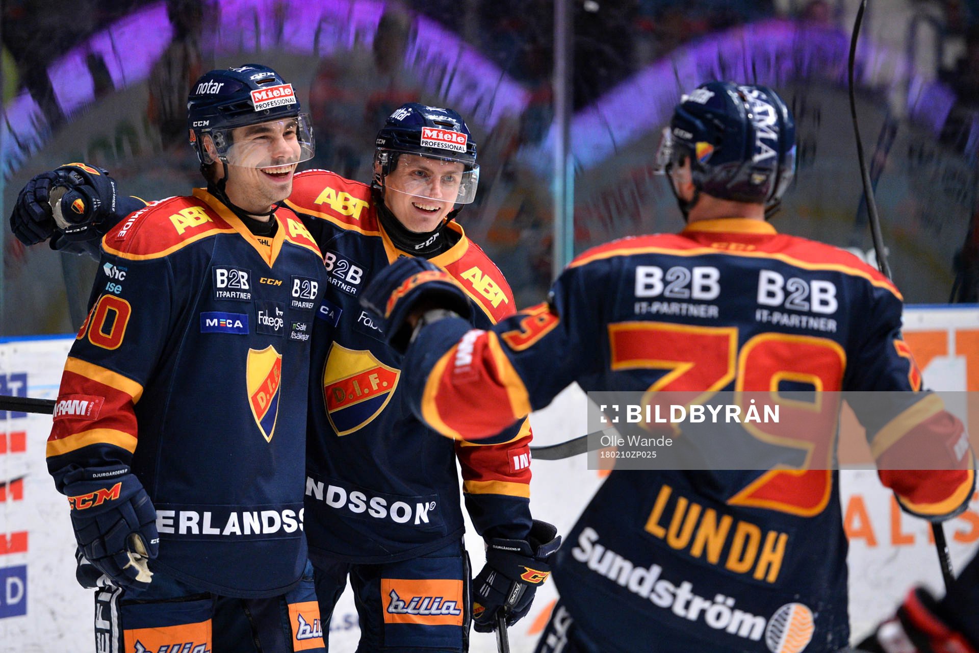 Djurgårdens Gustav Possler (till vänster) jublar med