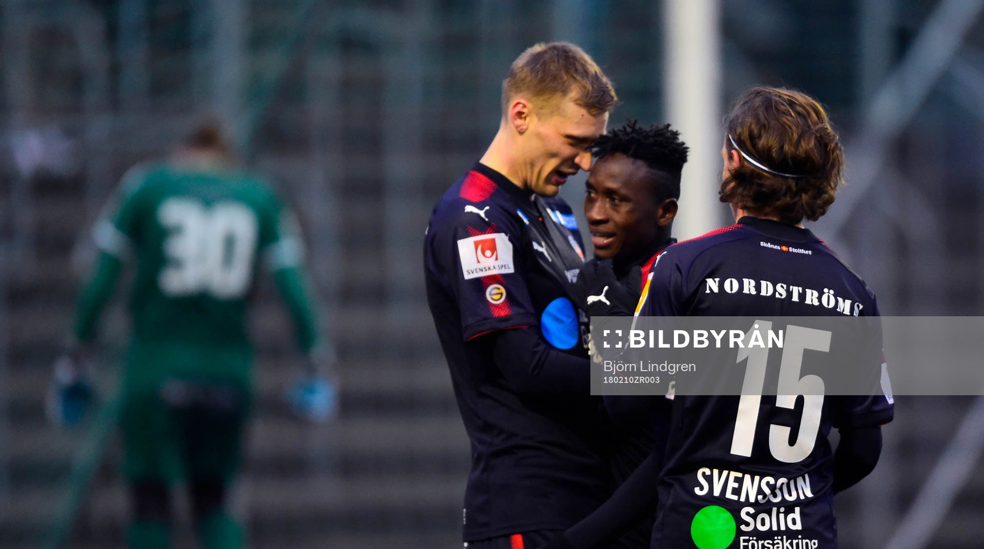 Helsingborgs Andra Runar Bjarnason jublar med Mamudo Moro