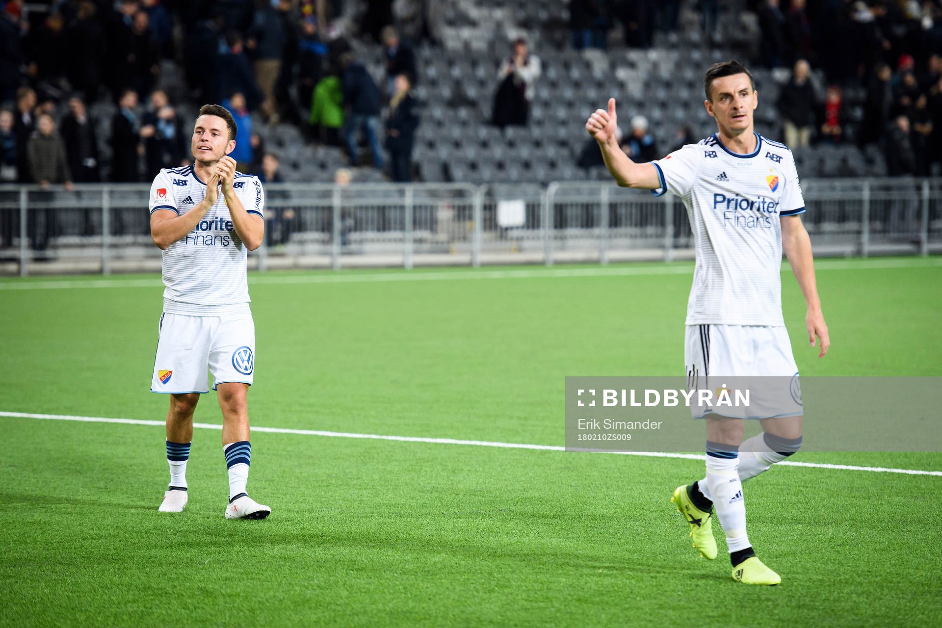 Djurgårdens Kerim Mrabti och Haris Radetinac tackar publiken efter en träningsmatch i fotboll mellan Djurgården och Bodö/Glimt den 10 februari 2018 i Stockholm.