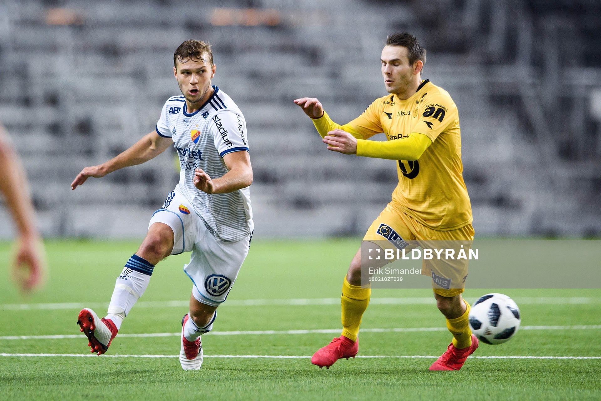 Djurgårdens Jesper Karlström passar bollen medan han