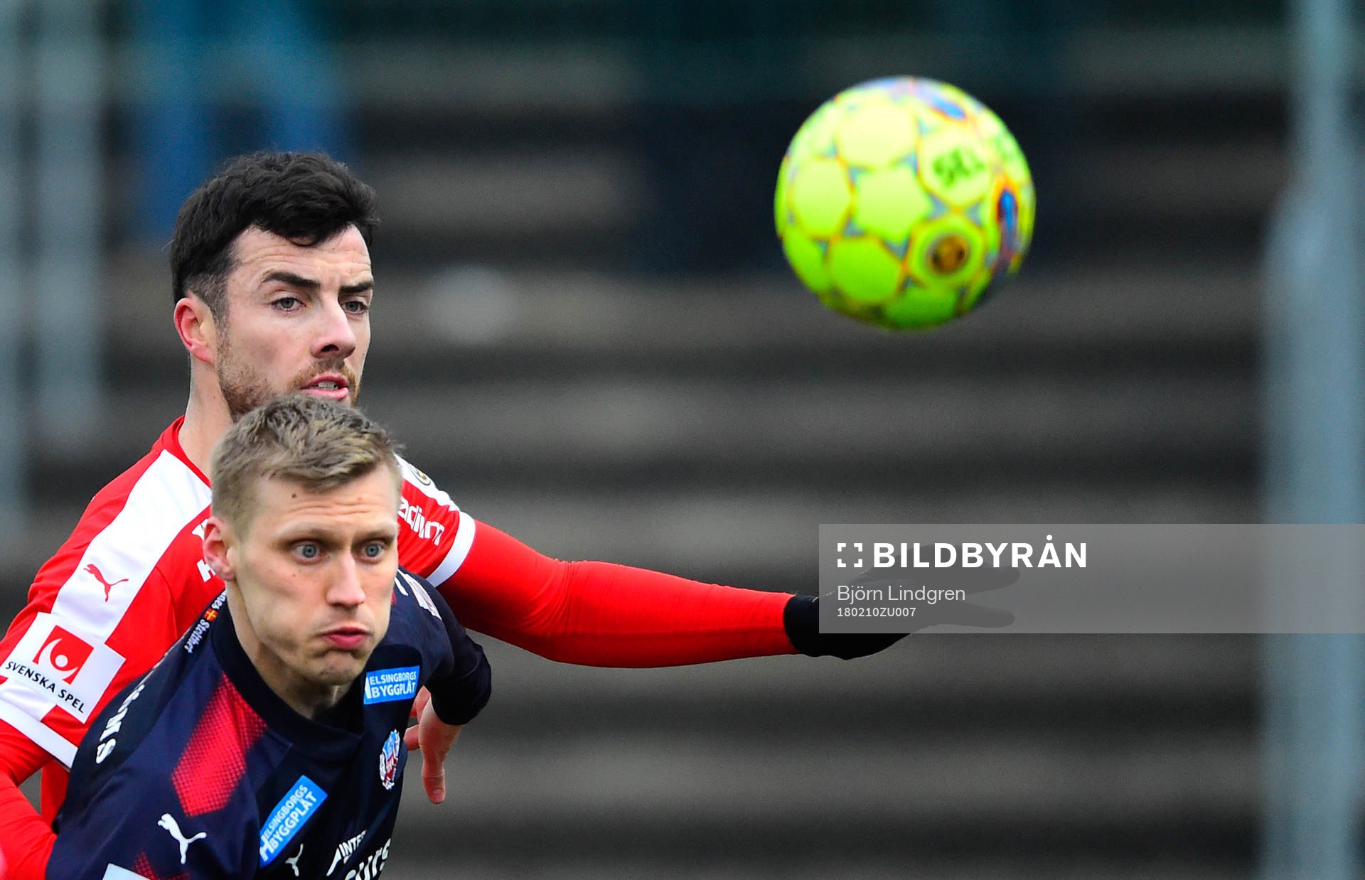 Helsingborgs Andri Runar Bjarnason mot Värnamos Paulo Marcelo under träningsmatchen i fotboll mellan Helsingborg och Värnamo den 10 februari 2018 i Helsingborg.