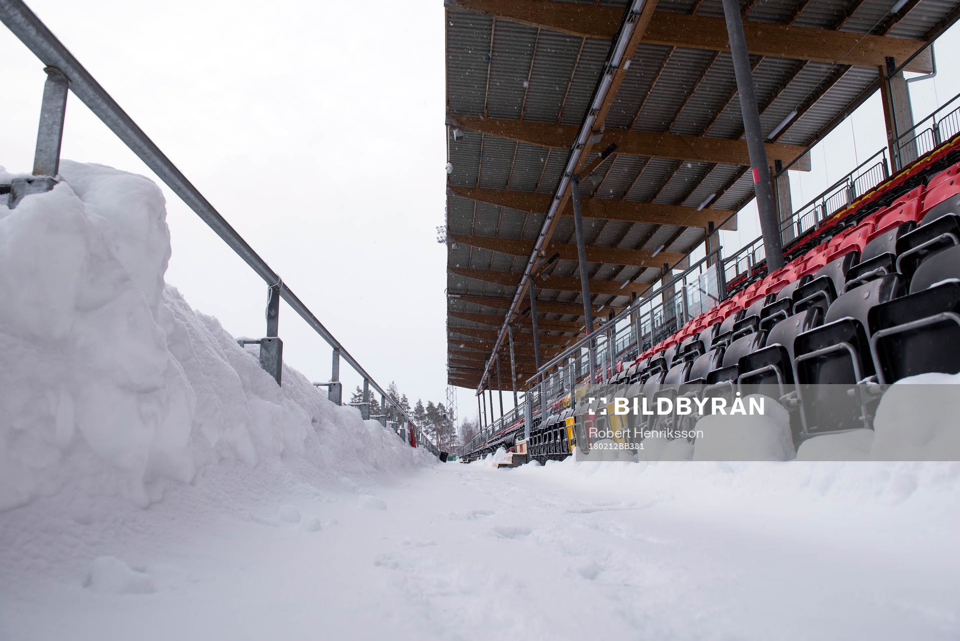 Jämtkraft Arena gar massa snö på läktaren