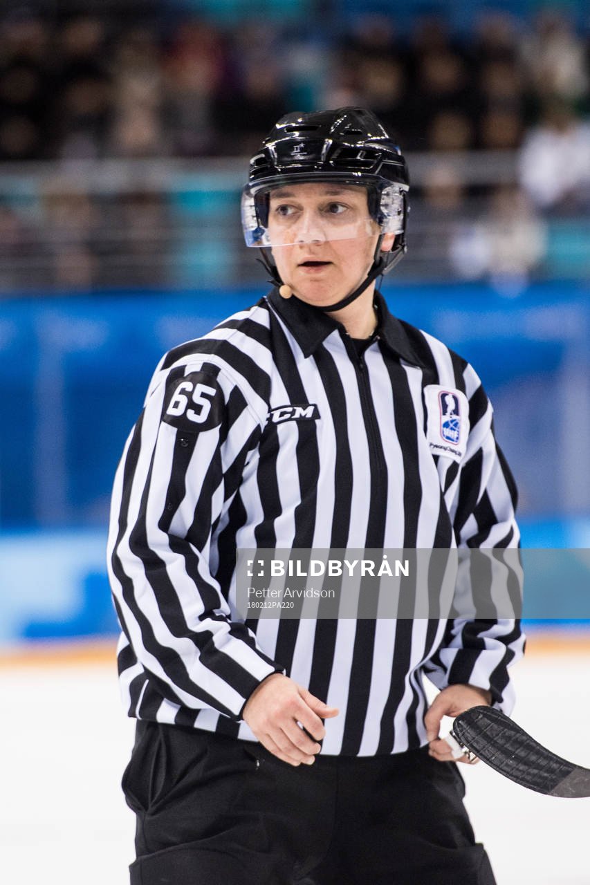 Linesman referee Johanna Tauriainen