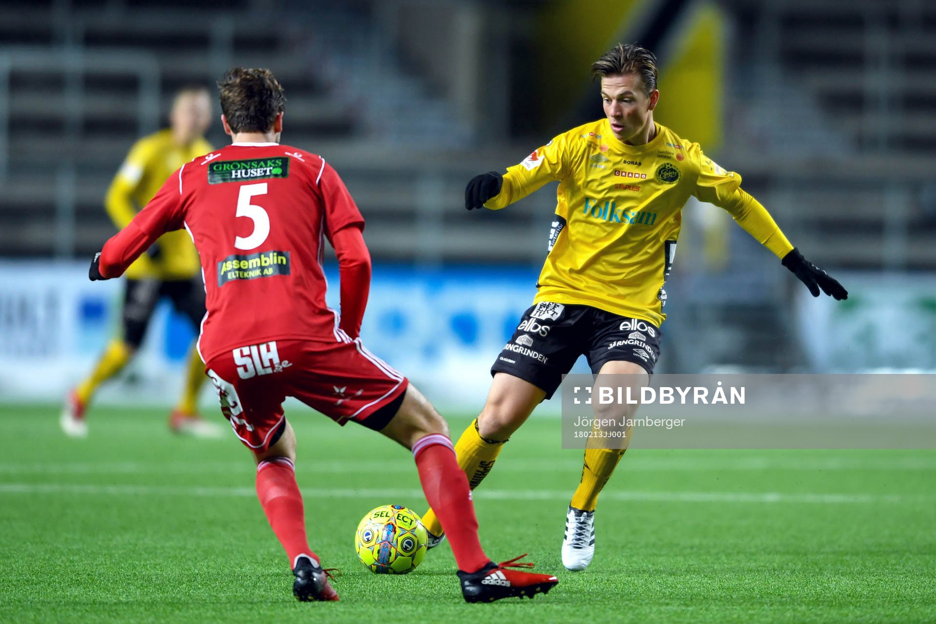 Skövdes Oskar Mårtensson och Elfsborgs under träningsmatchen i fotboll mellan Elfsborg och Skövde AIK den 13 februari 2018 i Borås.