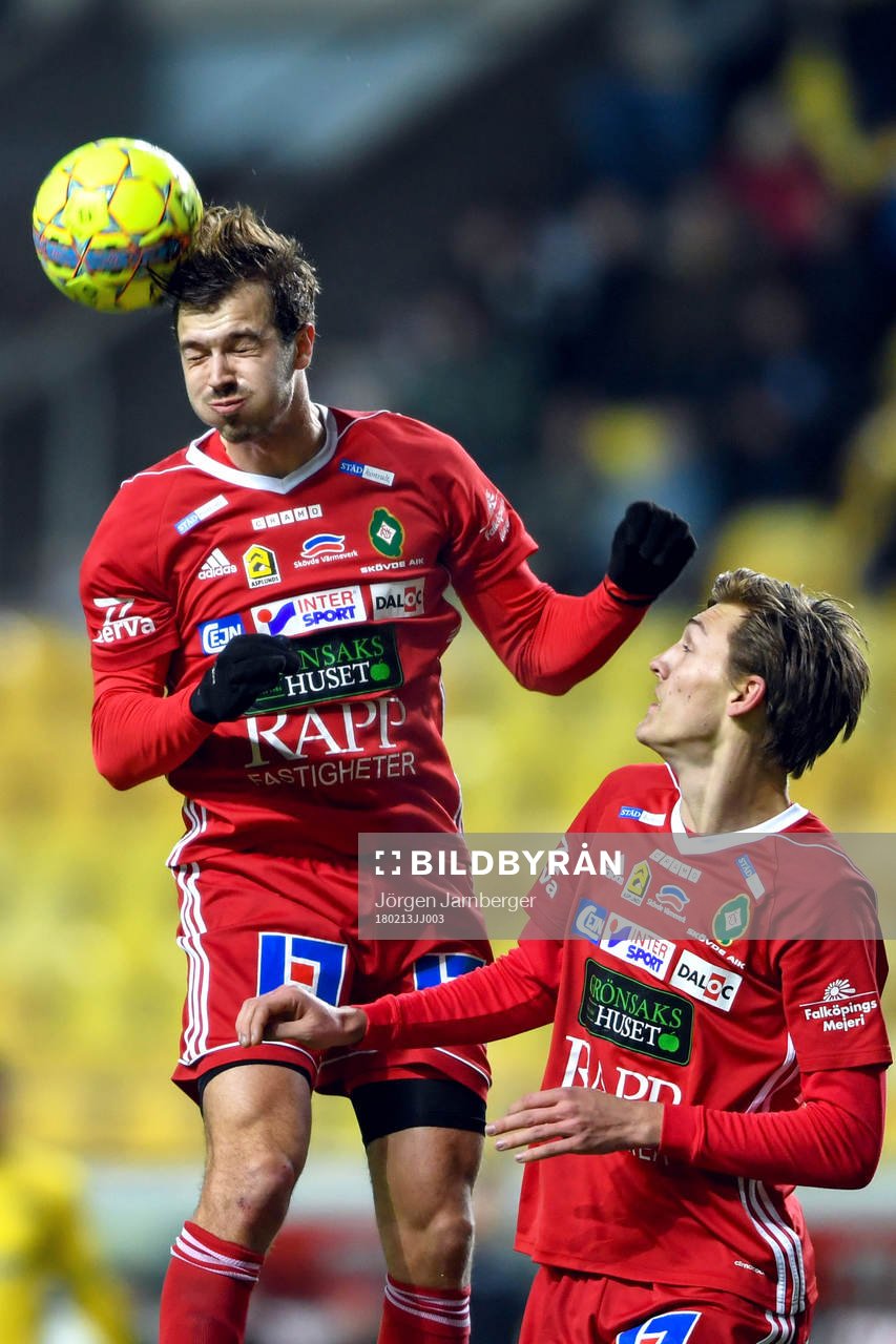 Skövdes Oskar Mårtensson och Emil Ring under träningsmatchen i fotboll mellan Elfsborg och Skövde AIK den 13 februari 2018 i Borås.