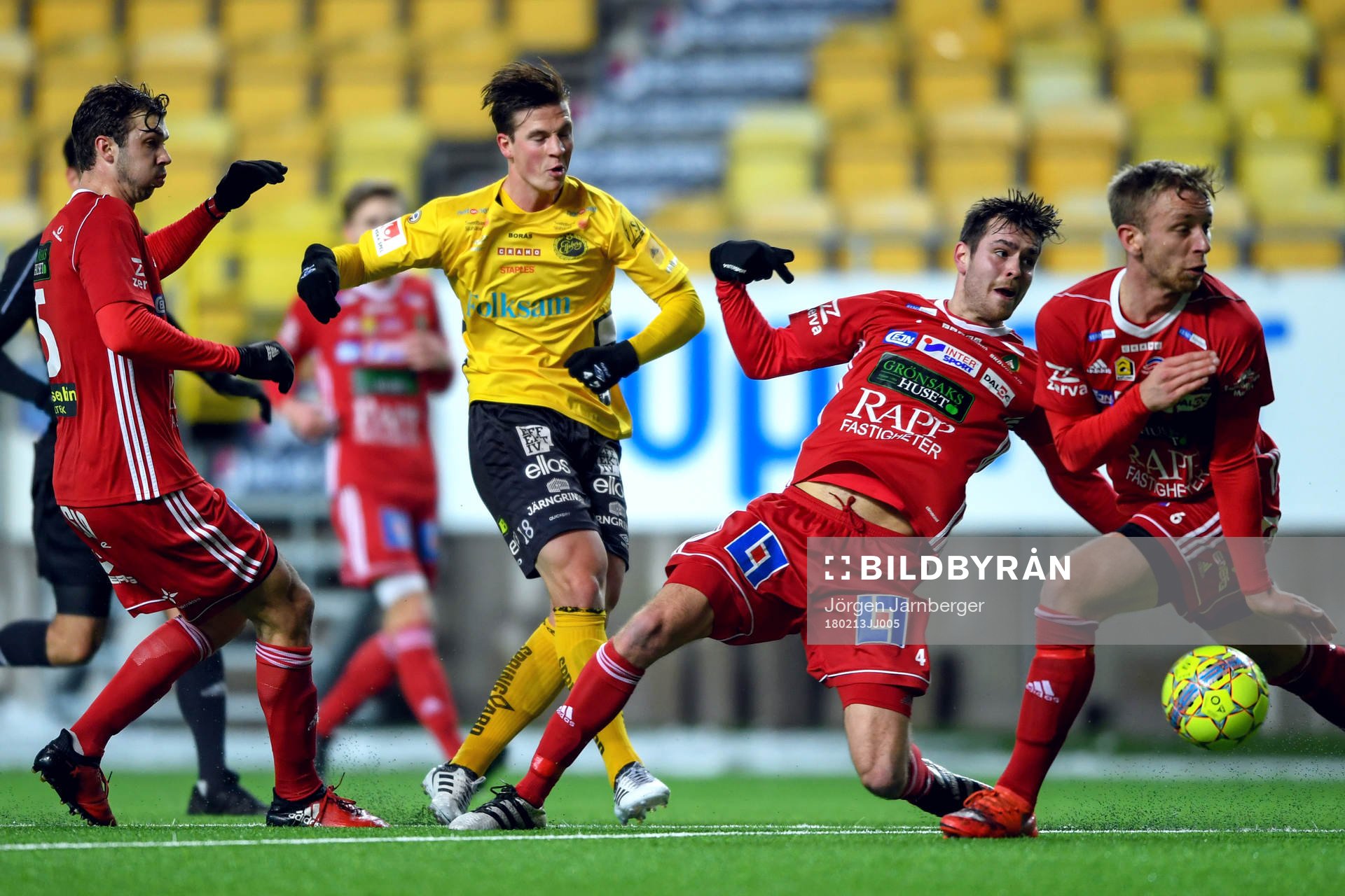 Elfsborgs Simon Olsson och Skövdes Andreas Uusitalo och